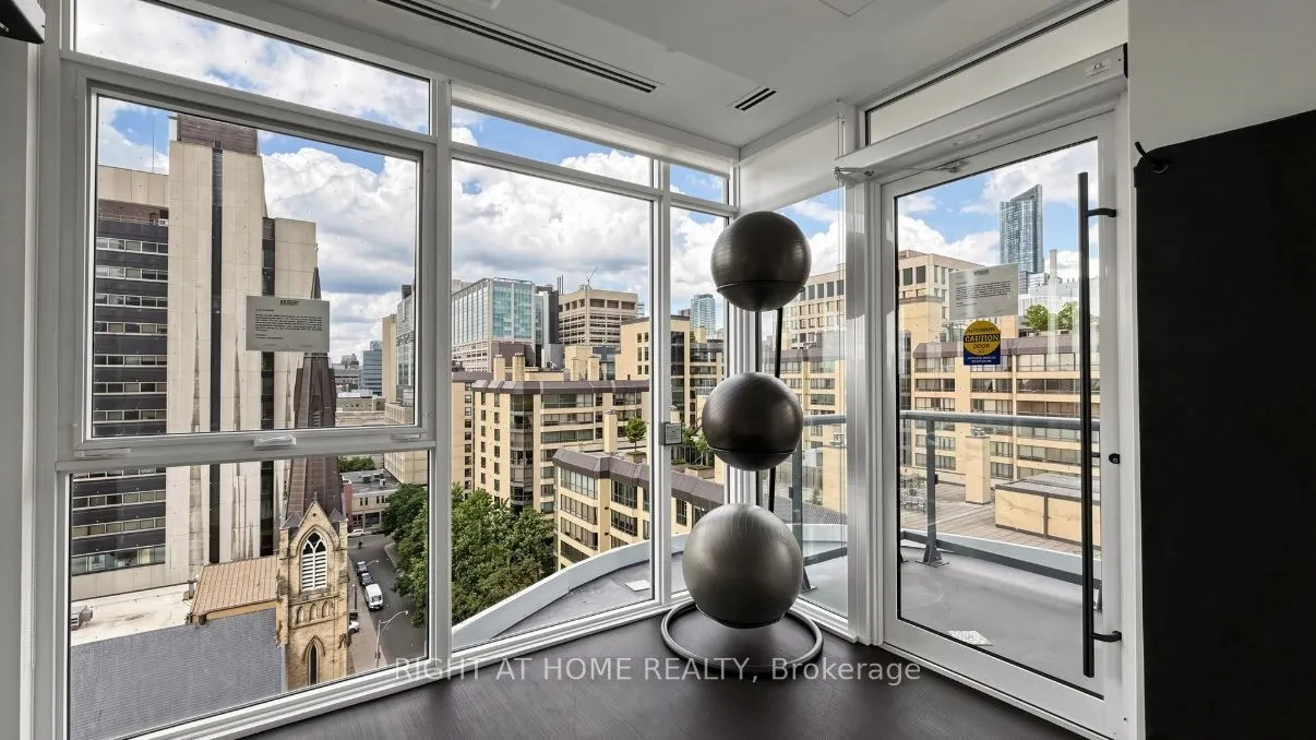 280 Dundas Street W #2701