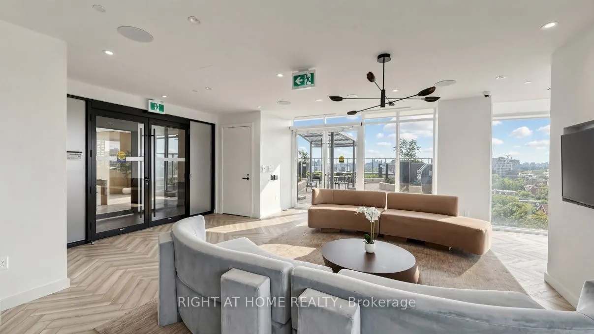 280 Dundas Street W #2701