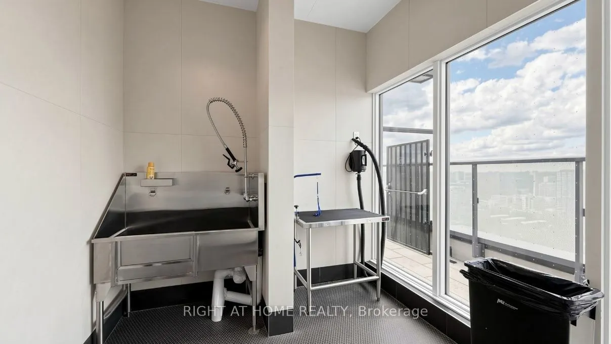 280 Dundas Street W #2701