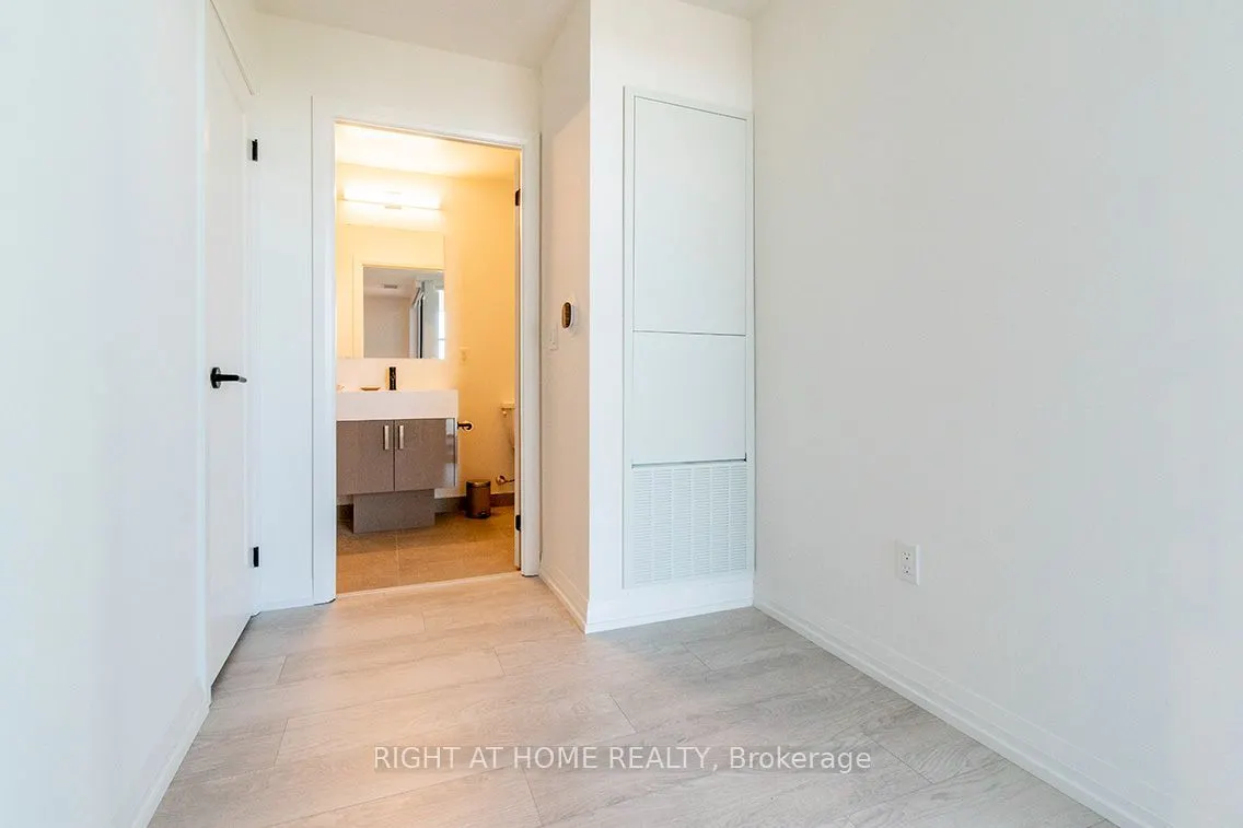 280 Dundas Street W #2701