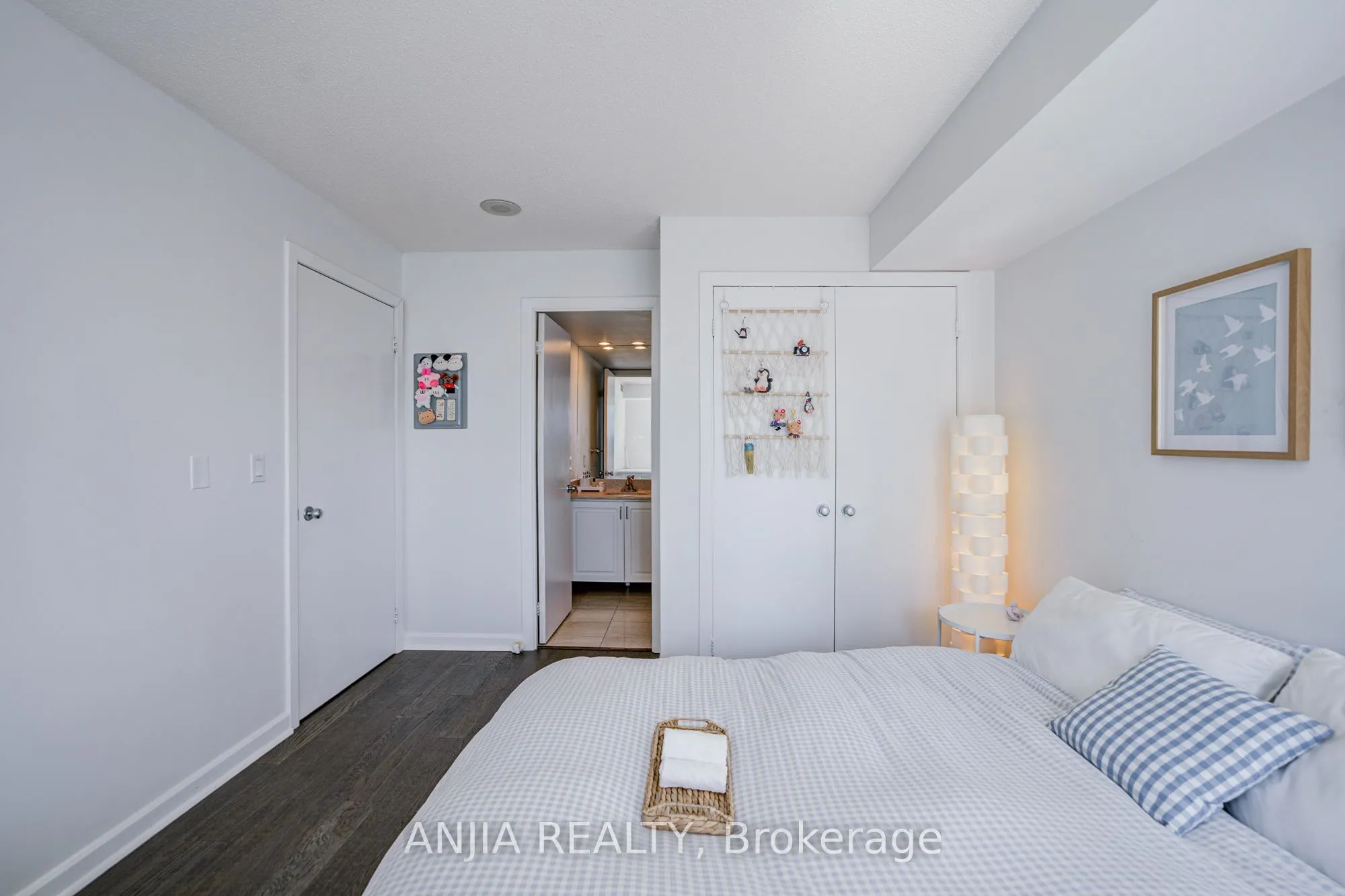 8 Park Road #2011