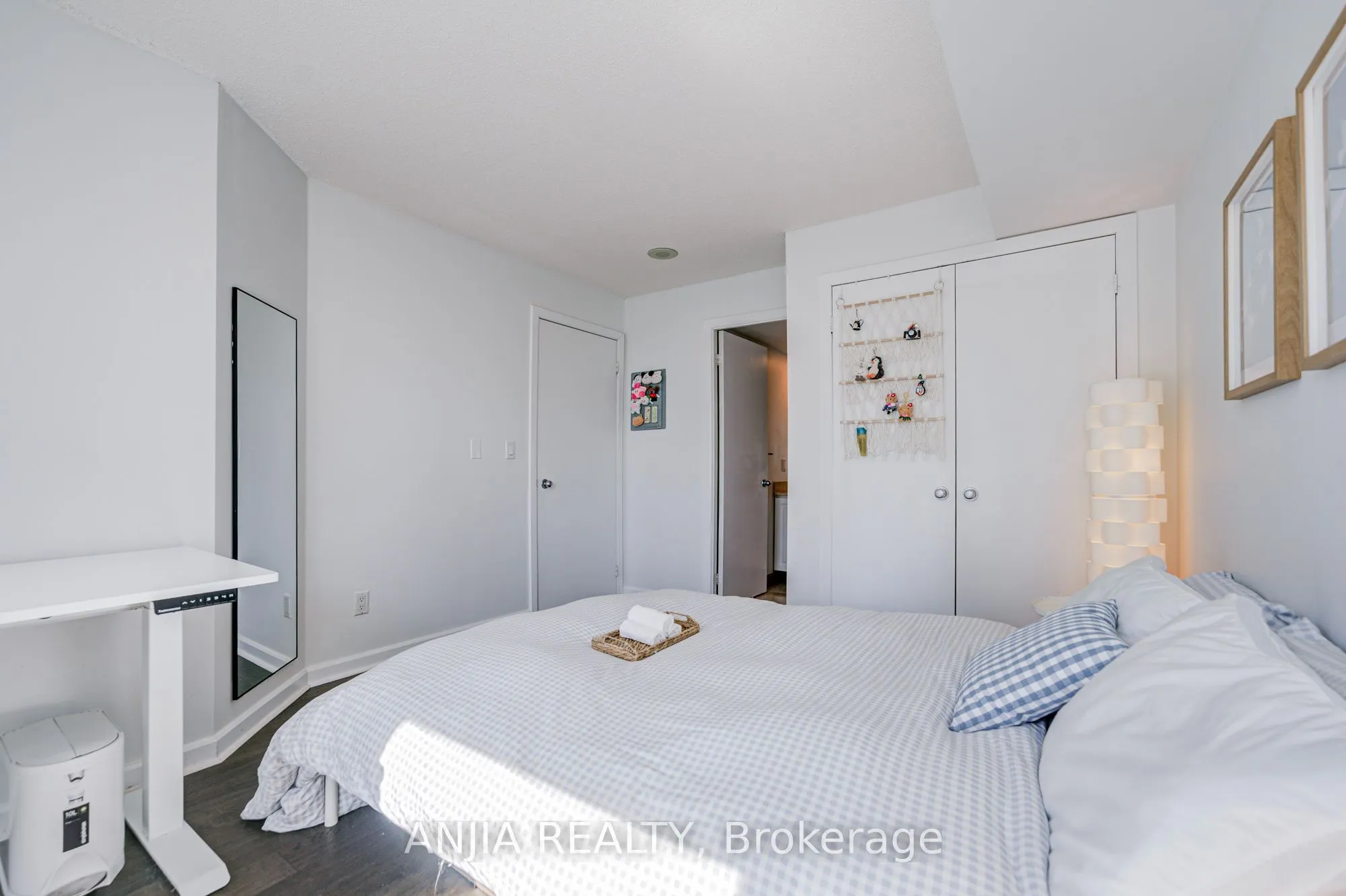 8 Park Road #2011