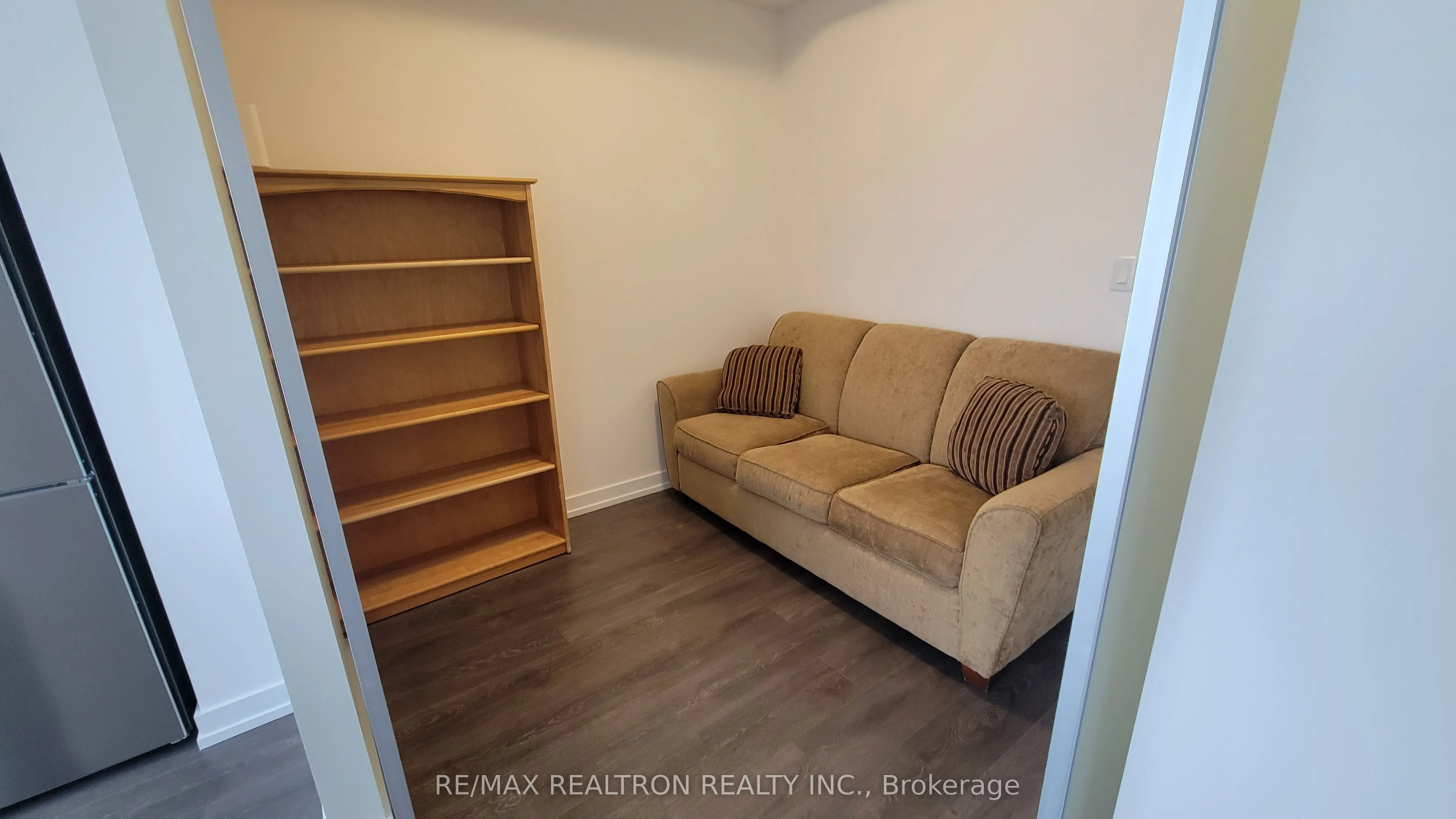 203 College Street #2807