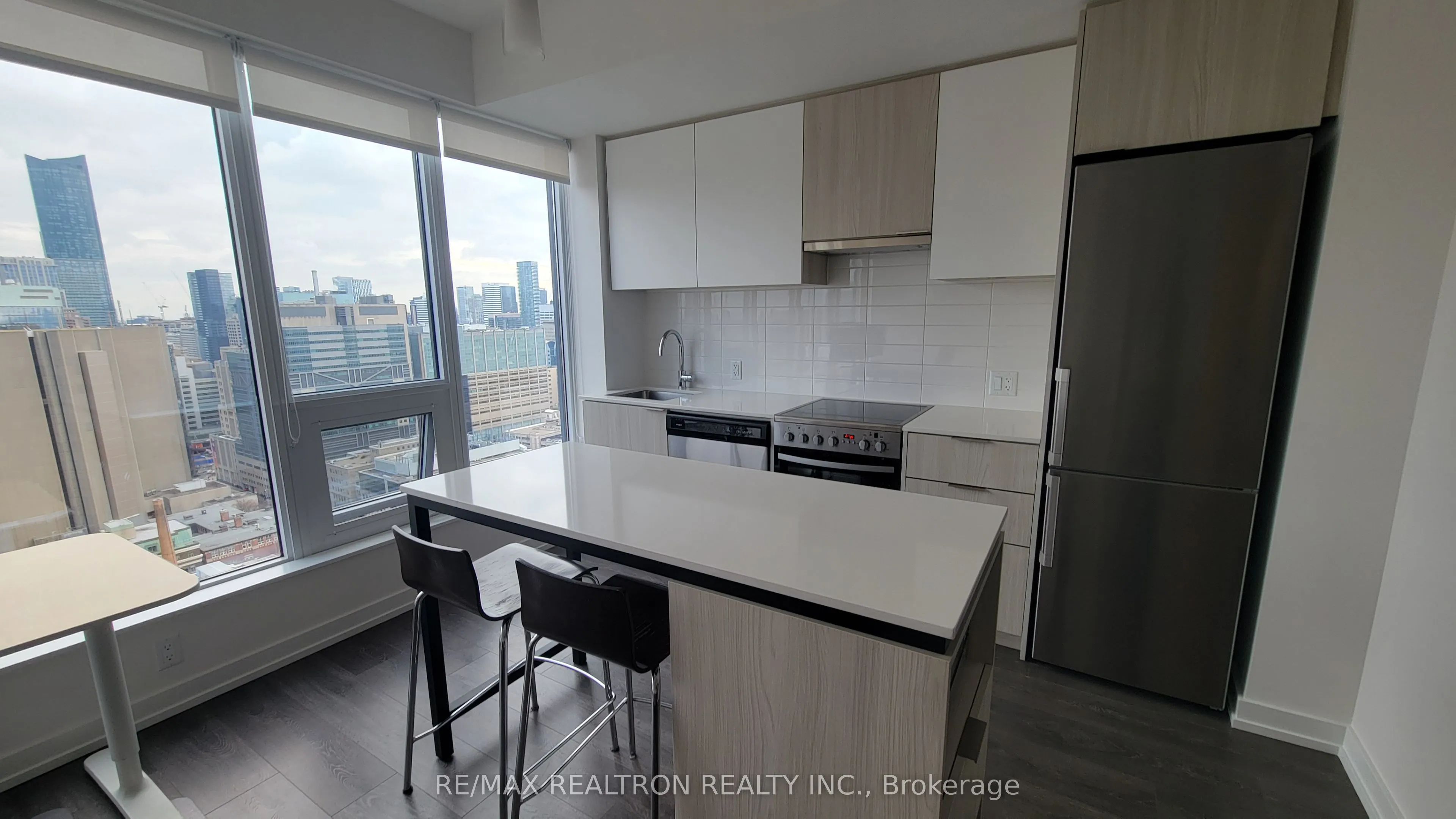 203 College Street #2807