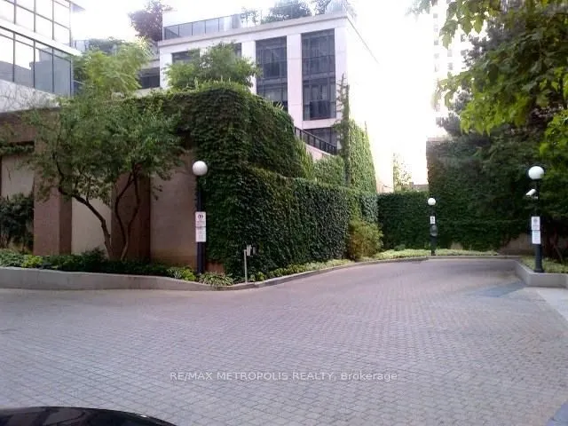 7 Carlton Street #403