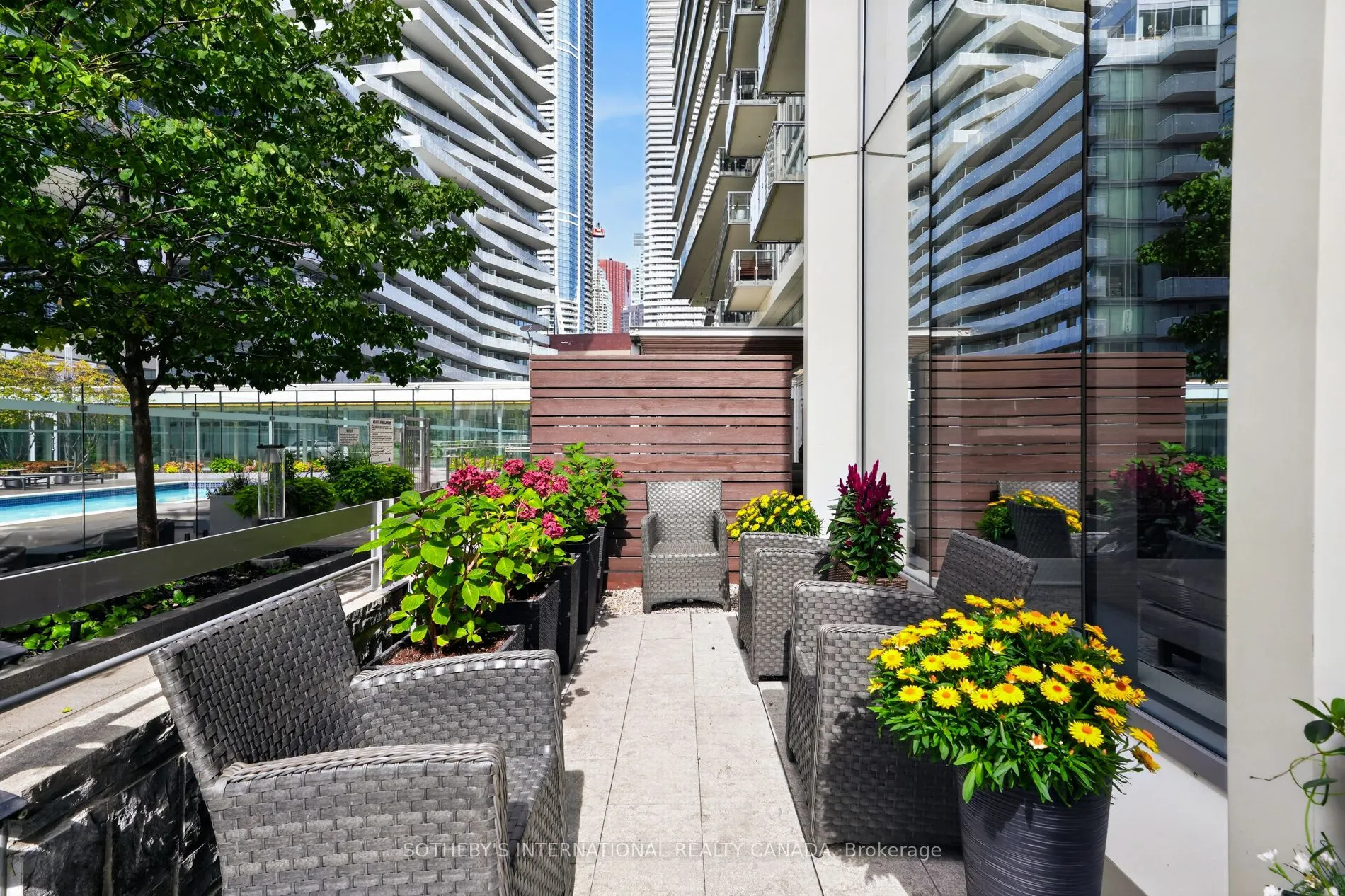 29 Queens Quay E #TH 114