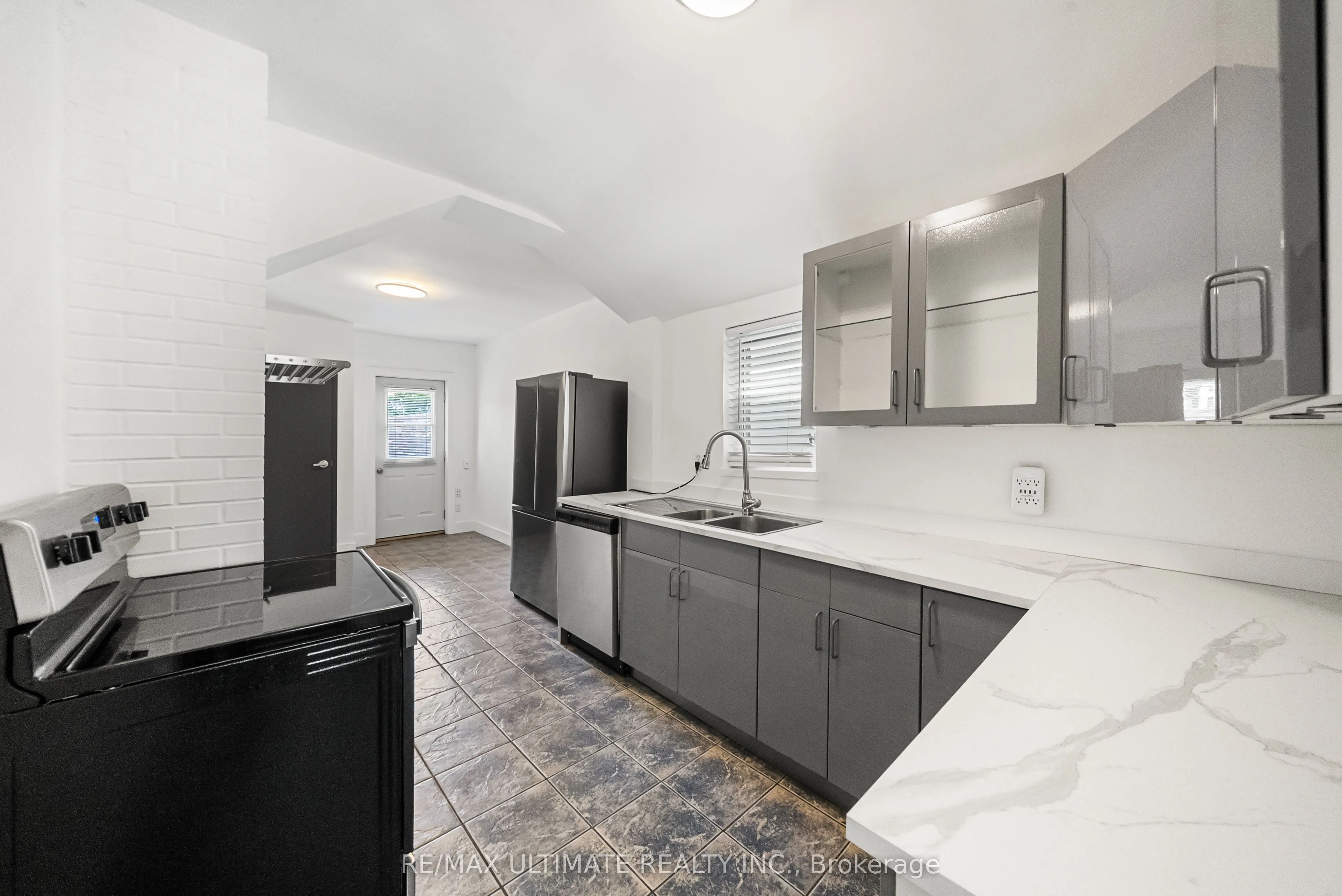 831 Queen Street W