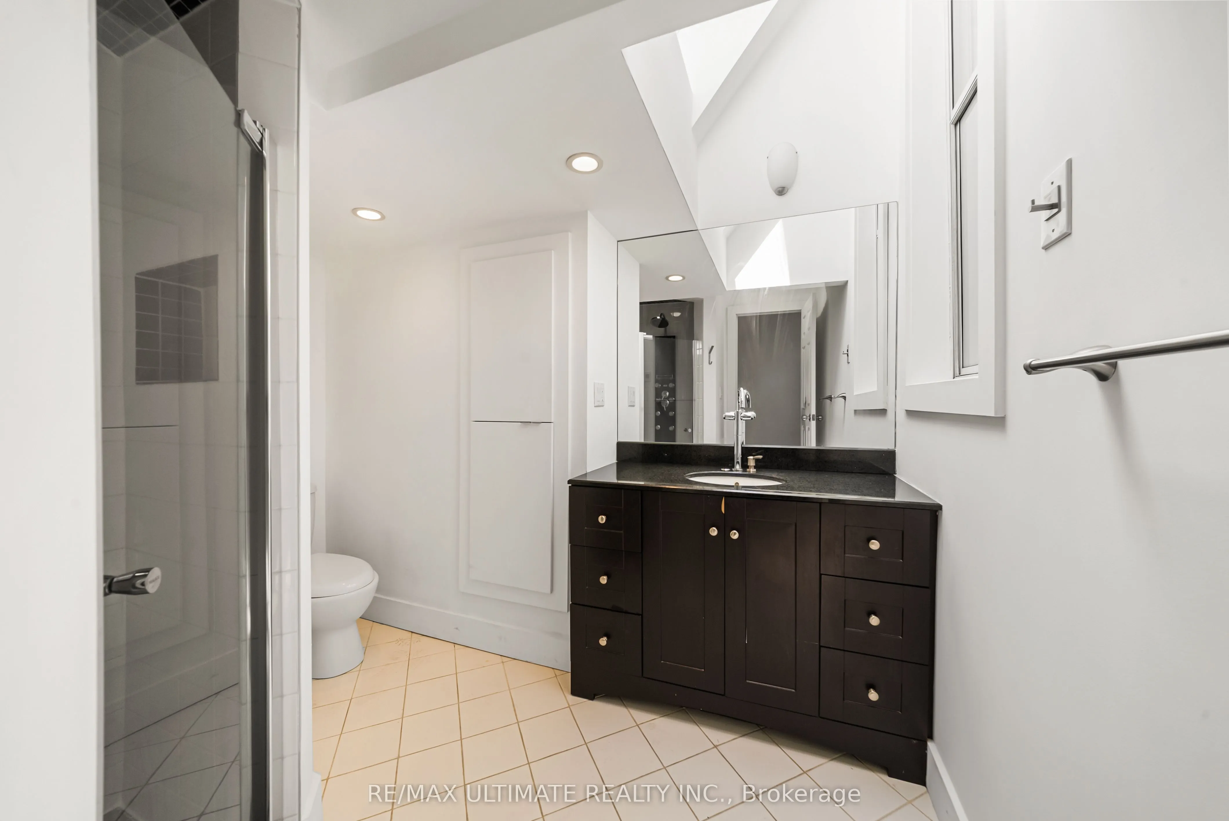 831 Queen Street W