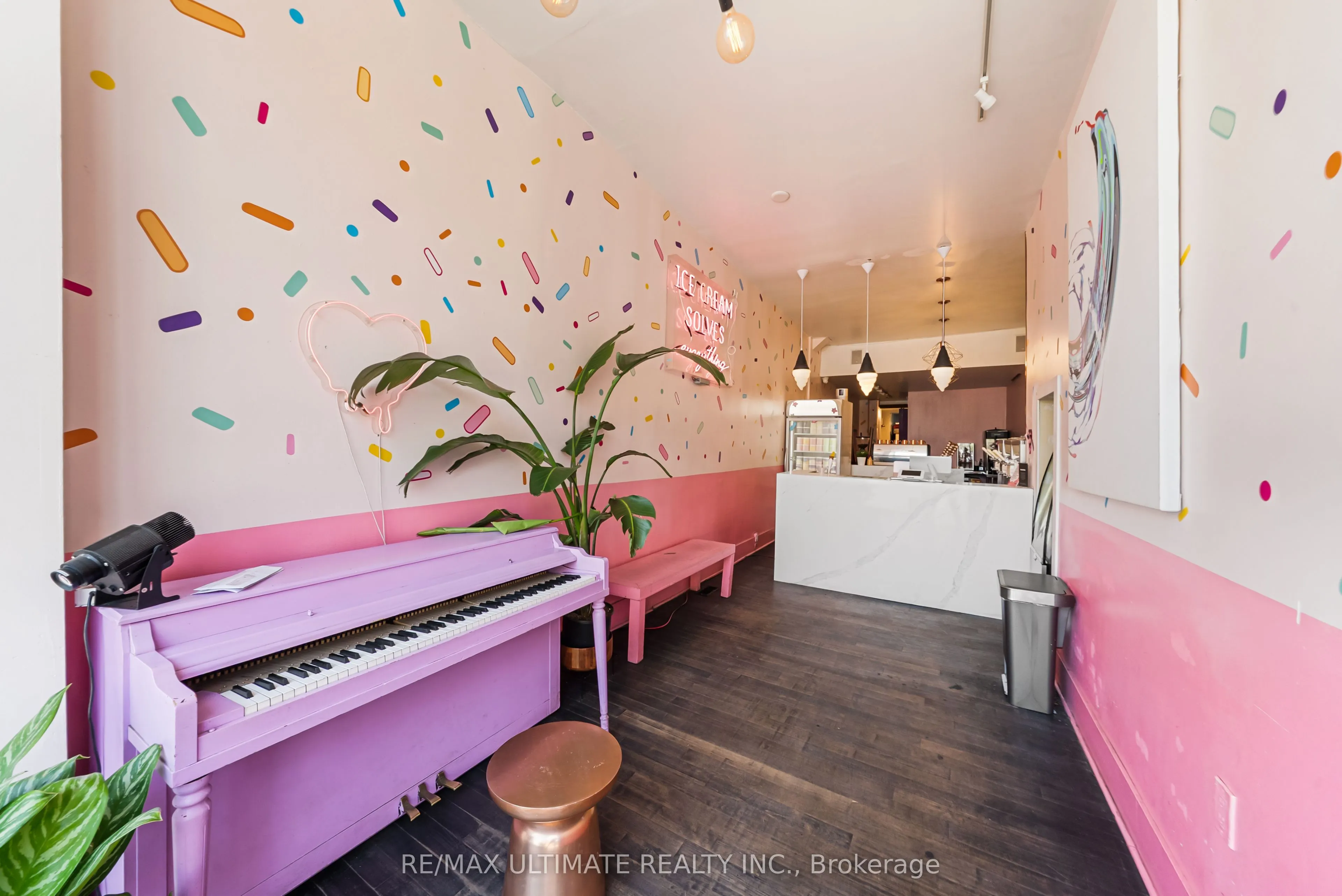 831 Queen Street W