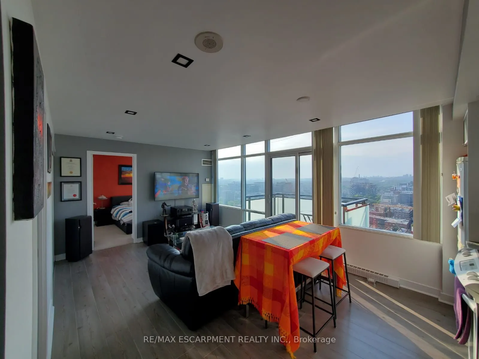 25 Telegram Mews #3015
