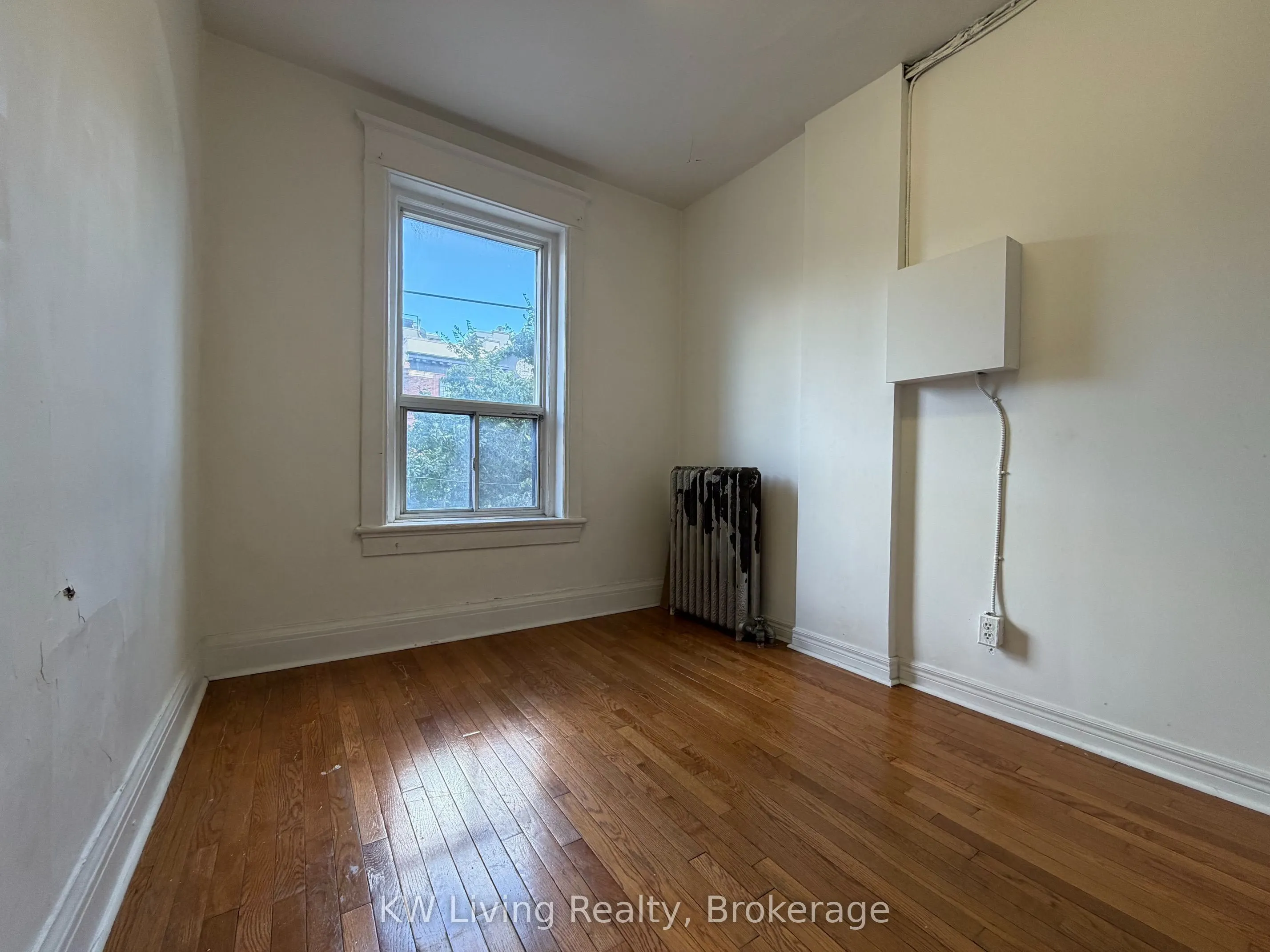 543 College Street #2/F