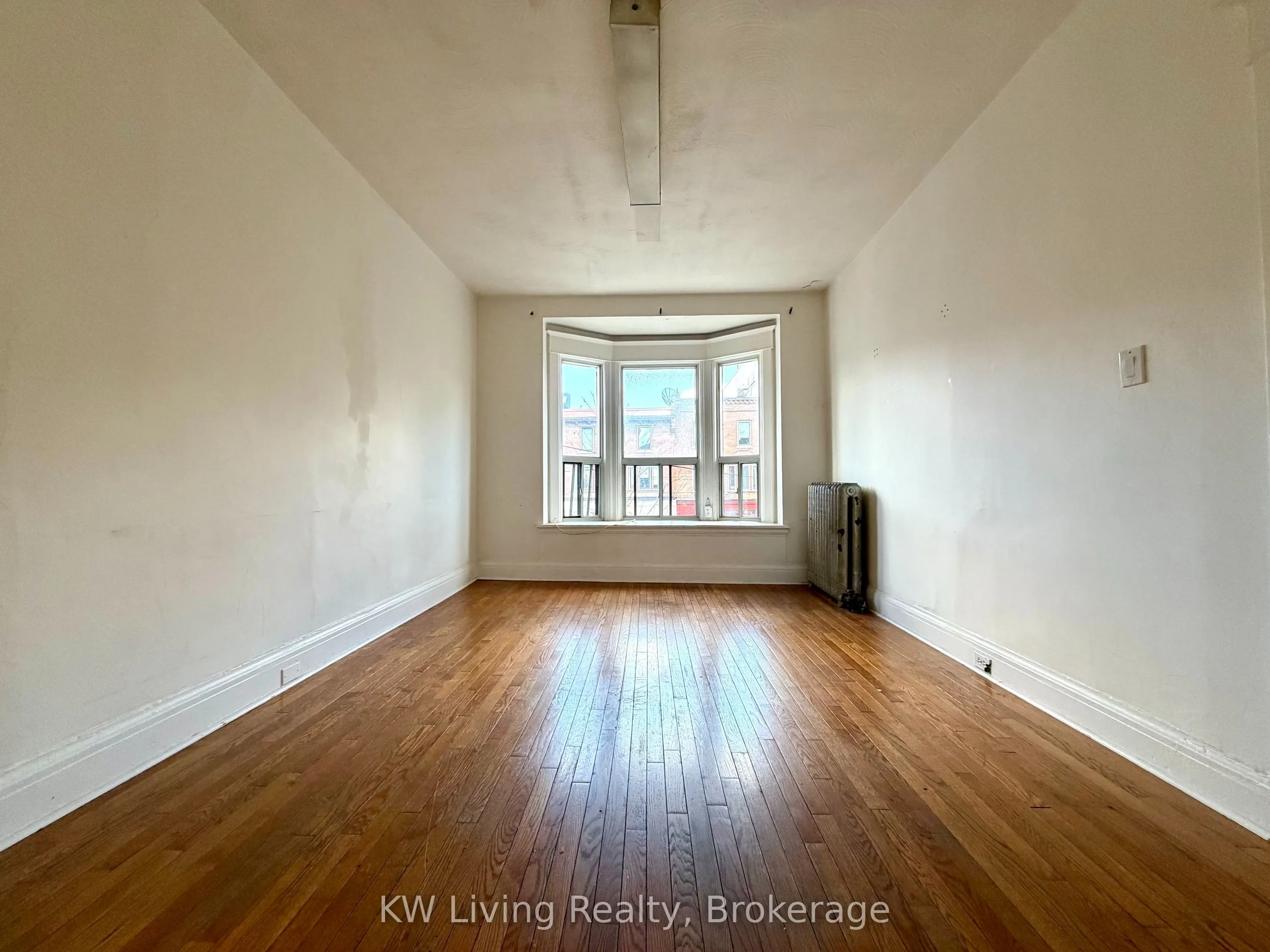 543 College Street #2/F