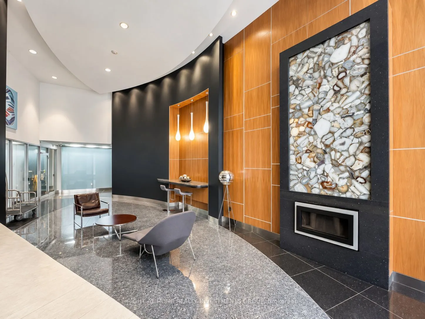 38 Dan Leckie Way #809