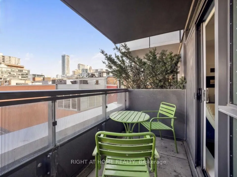 318 Richmond Street W #404