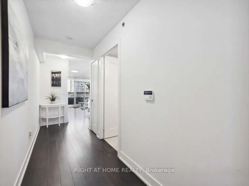 318 Richmond Street W #404