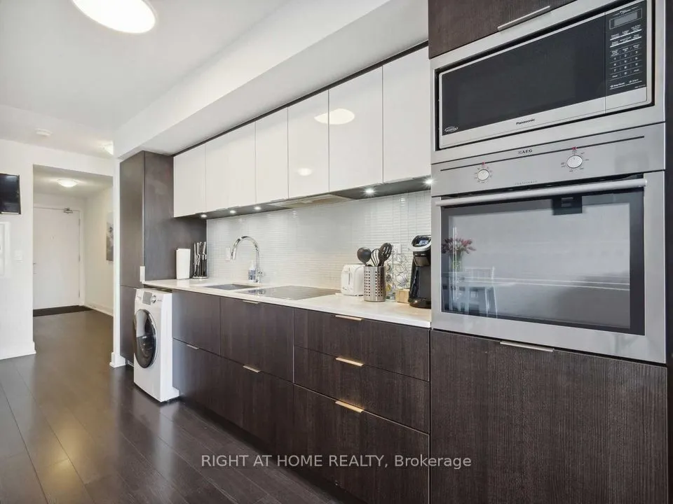 318 Richmond Street W #404