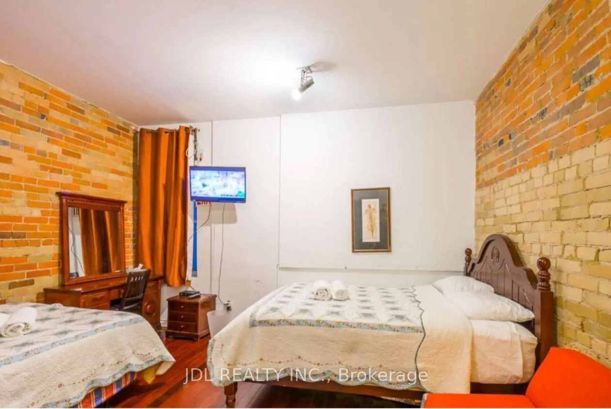 118 Shuter St Street #Masterbedroom A 2nd floor