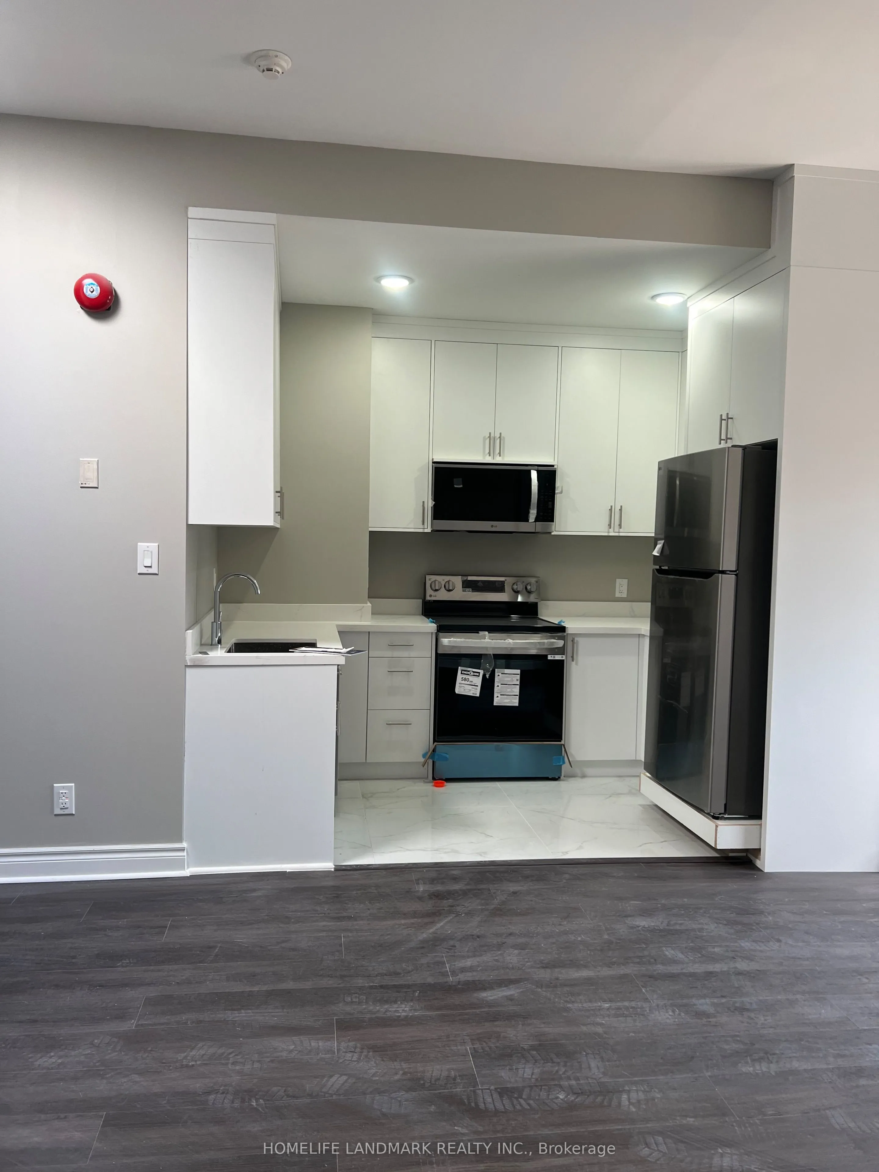 89 FINCH Avenue W #301