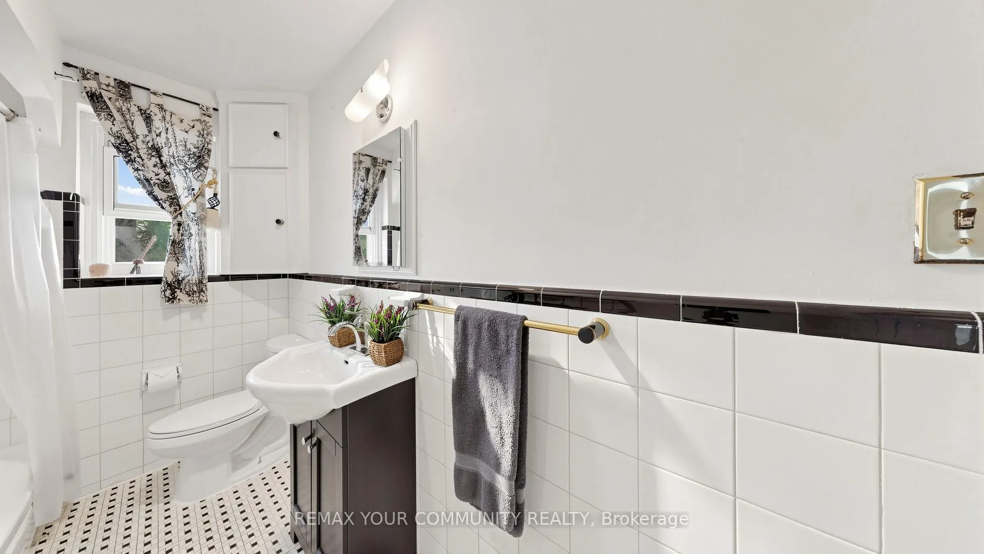 487 Hounslow Avenue