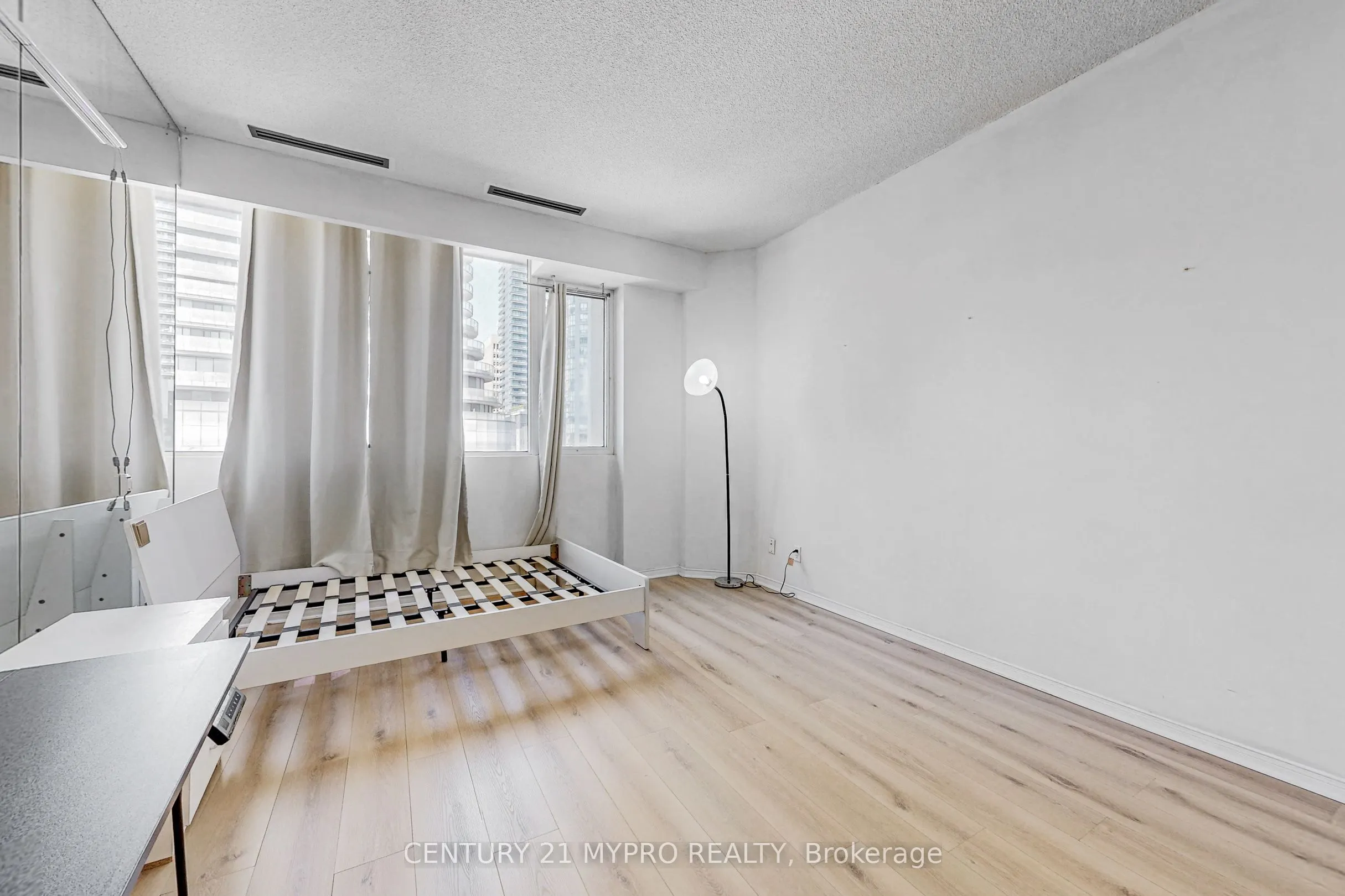 555 Yonge Street #401