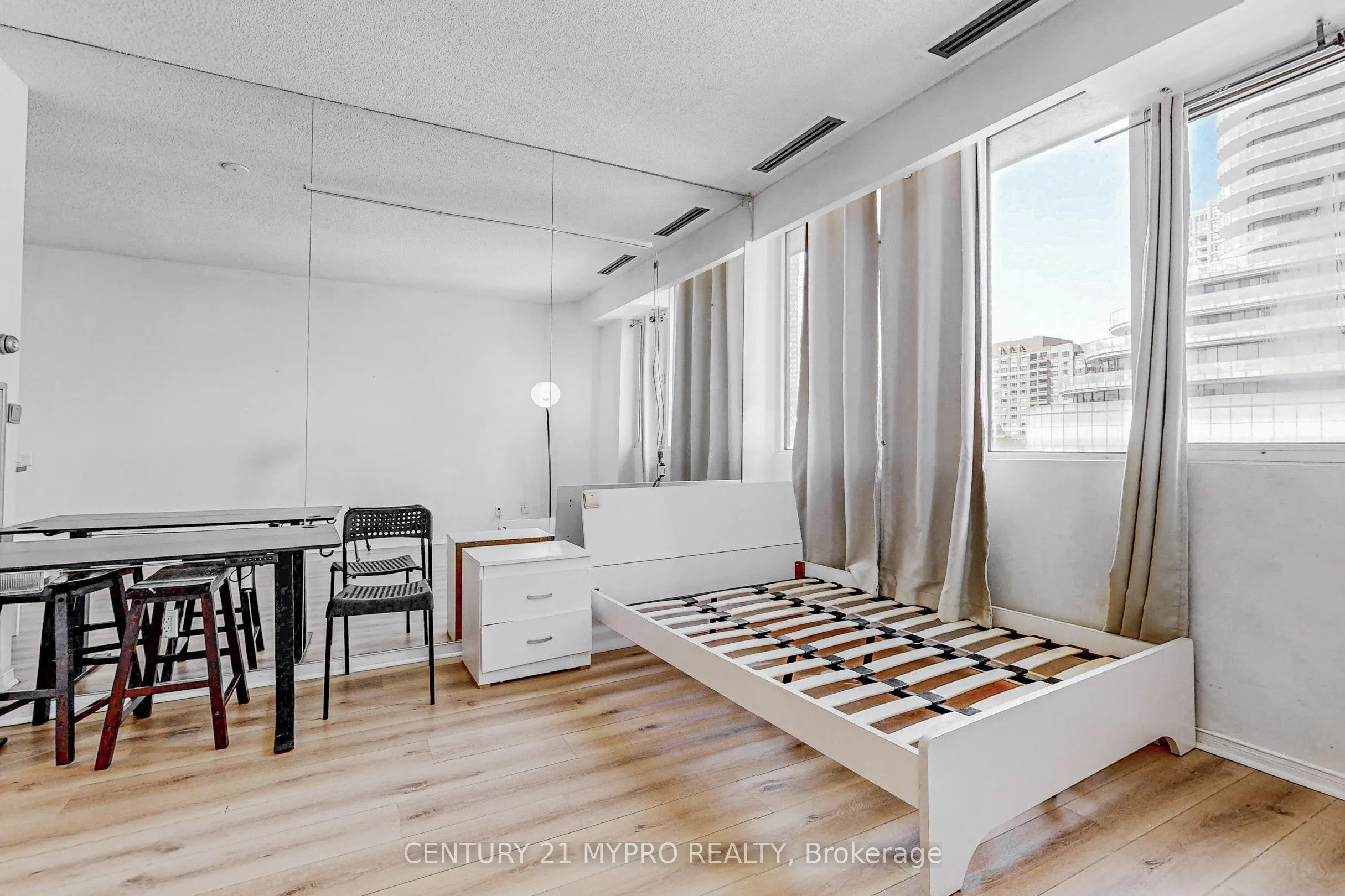 555 Yonge Street #401