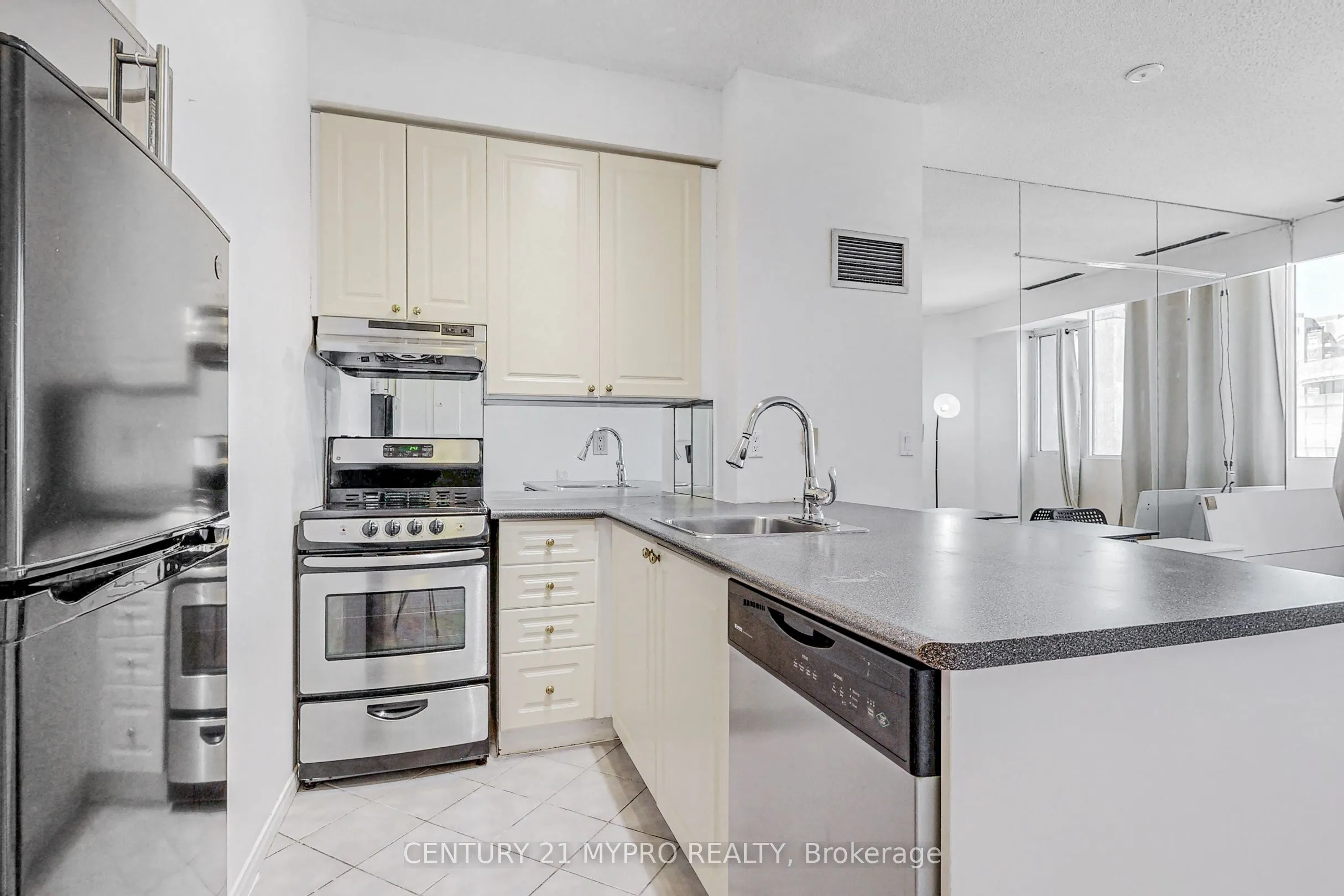555 Yonge Street #401