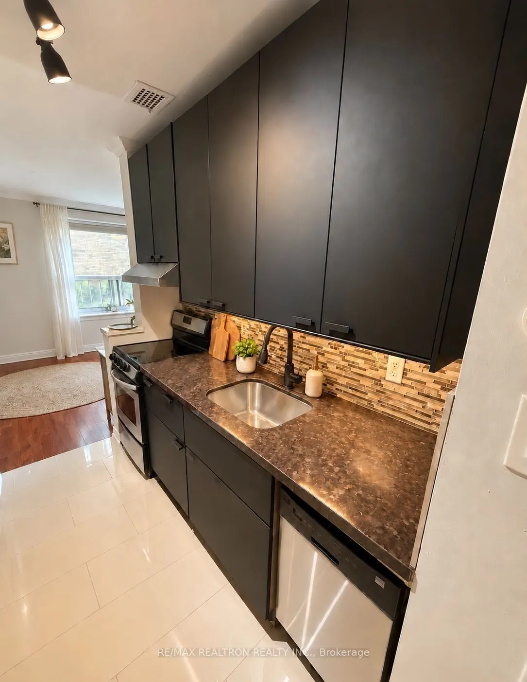 2 Ridelle Avenue #106