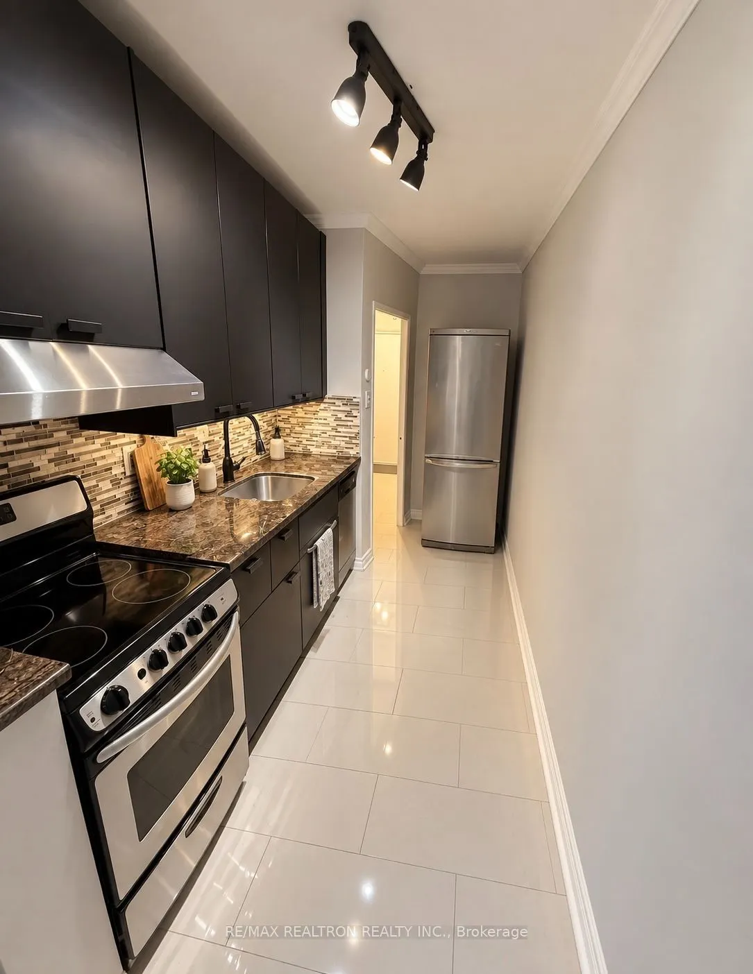 2 Ridelle Avenue #106