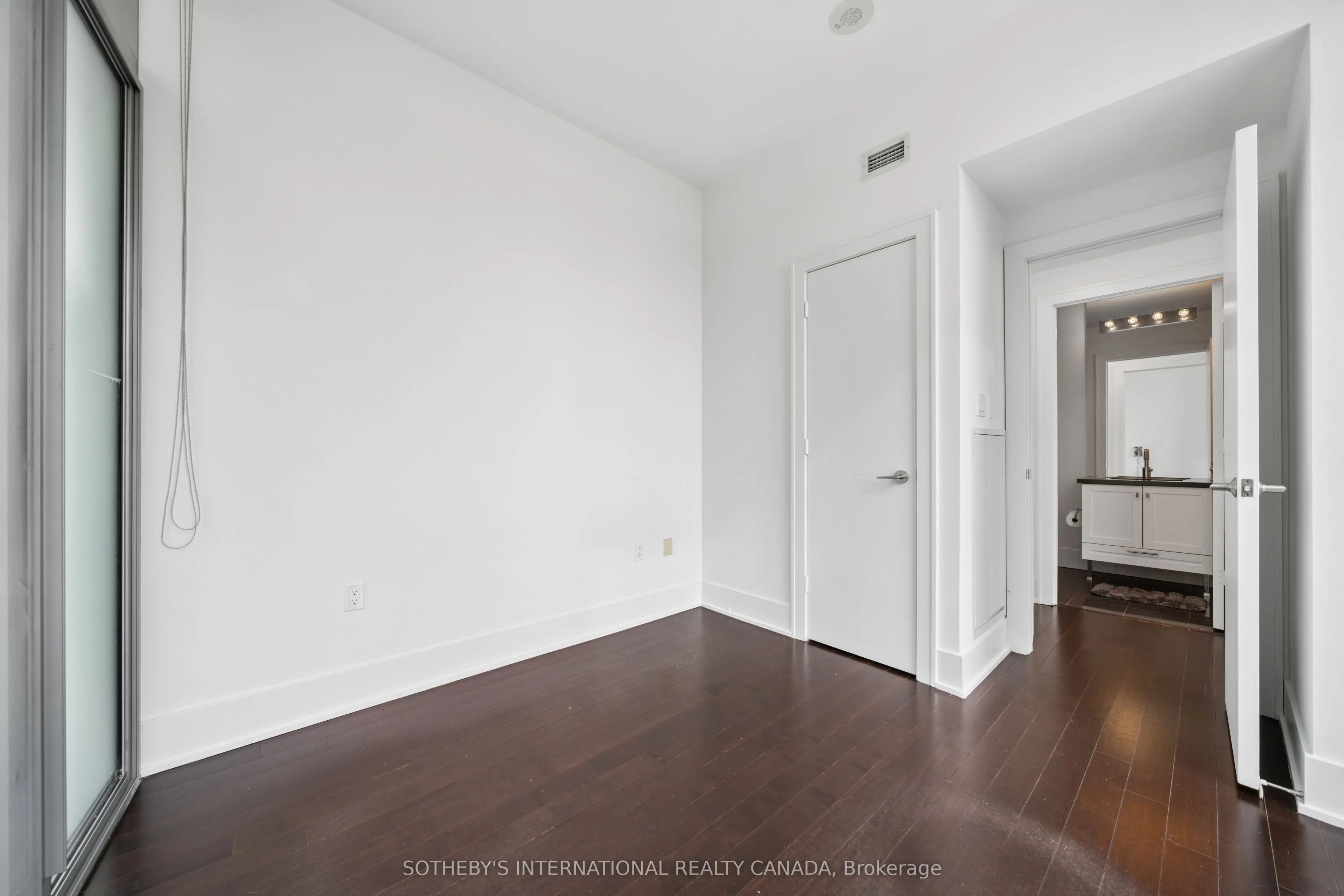 39 Queens Quay E #502