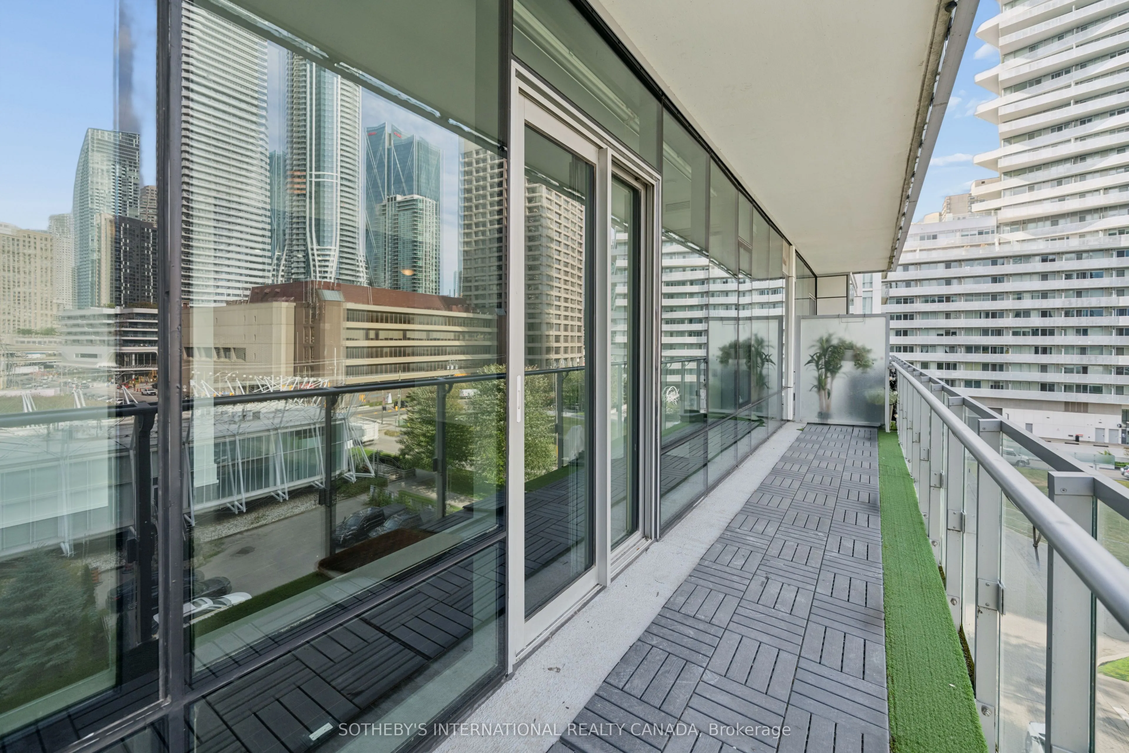 39 Queens Quay E #502