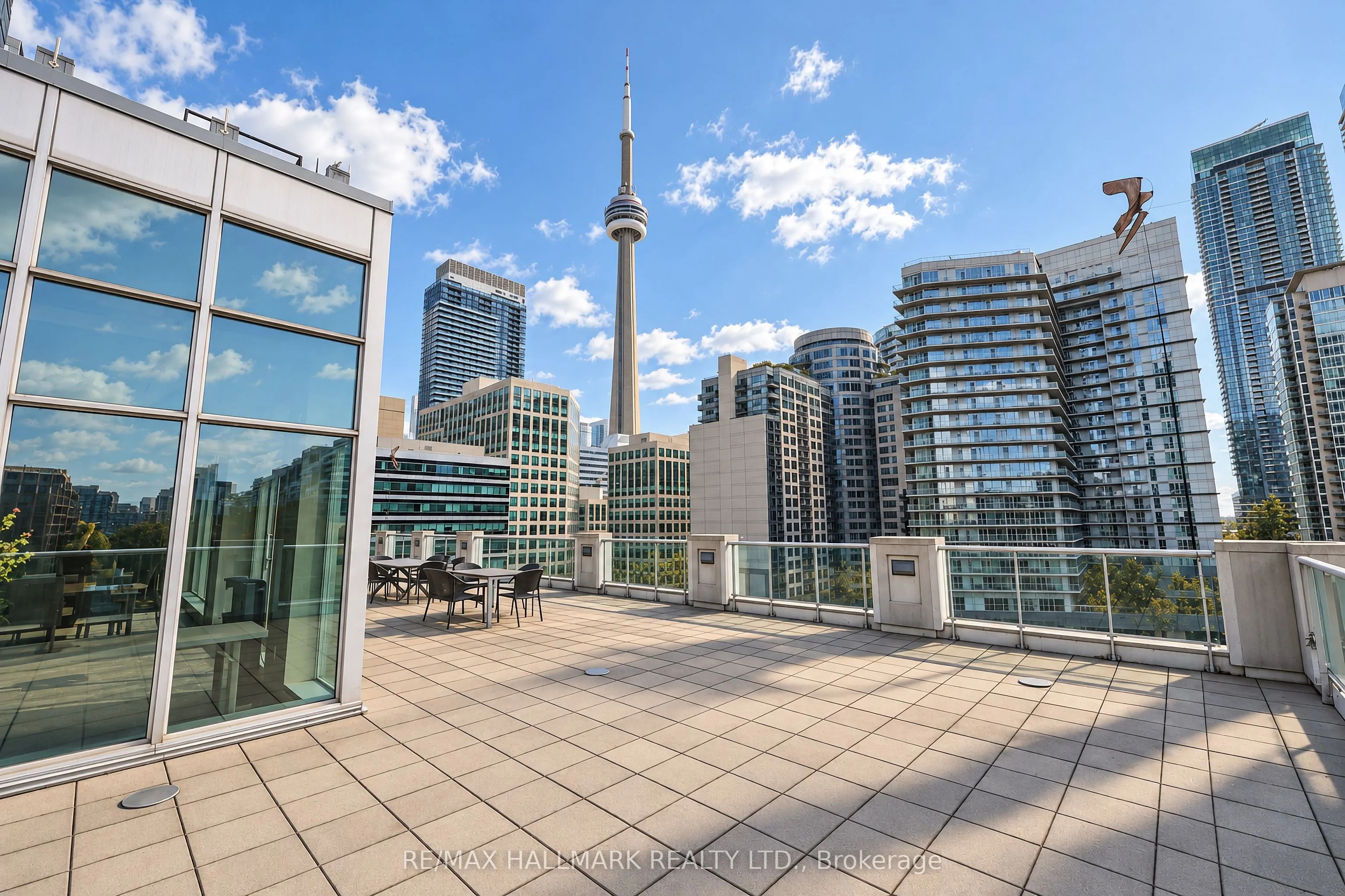 350 Wellington Street W #M05