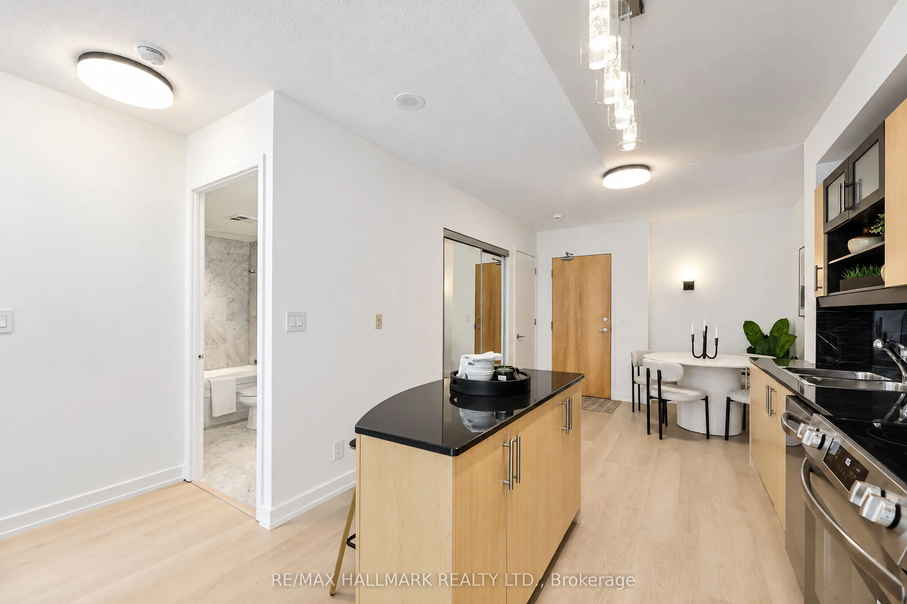 350 Wellington Street W #M05