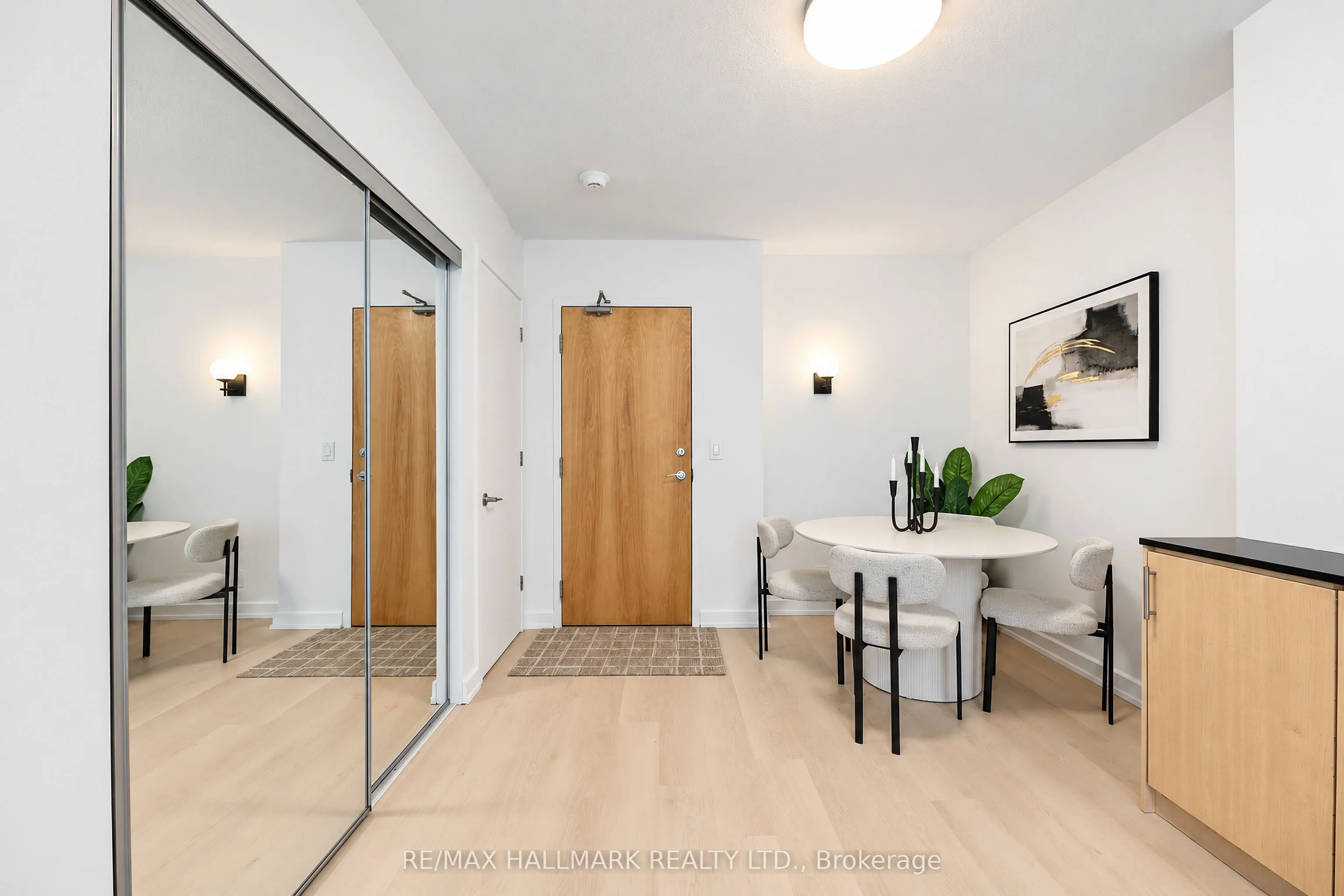 350 Wellington Street W #M05