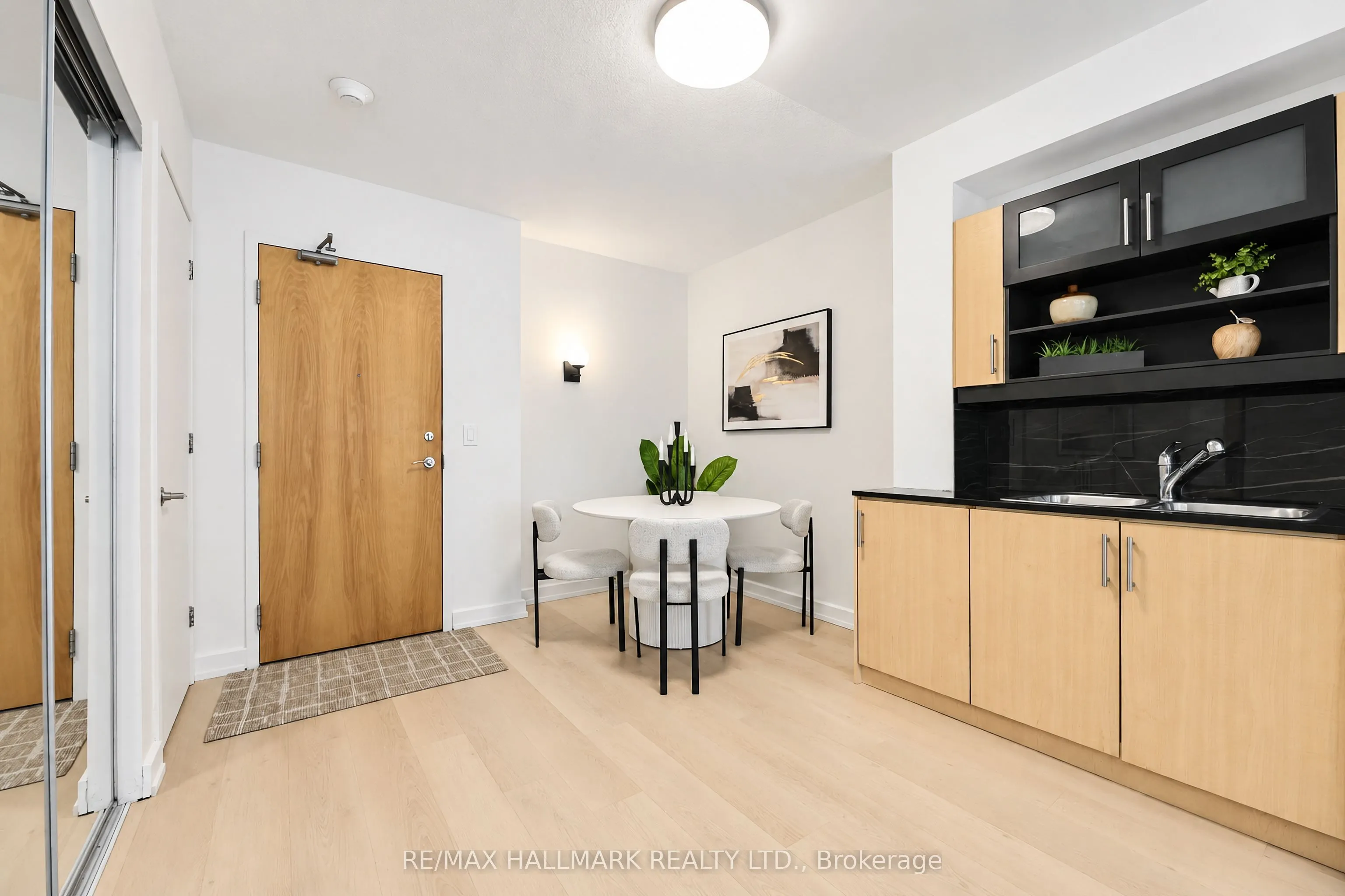 350 Wellington Street W #M05