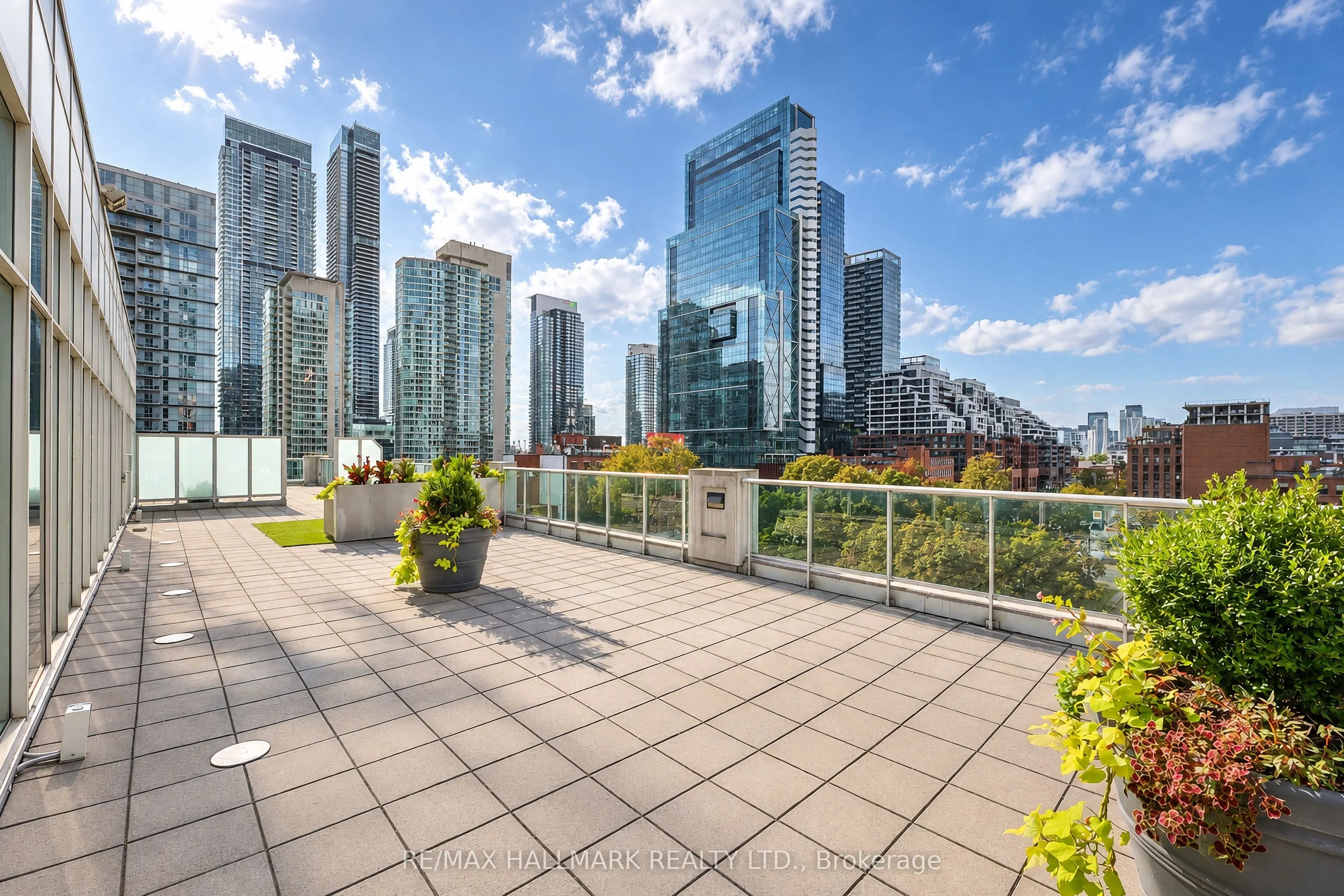 350 Wellington Street W #M05