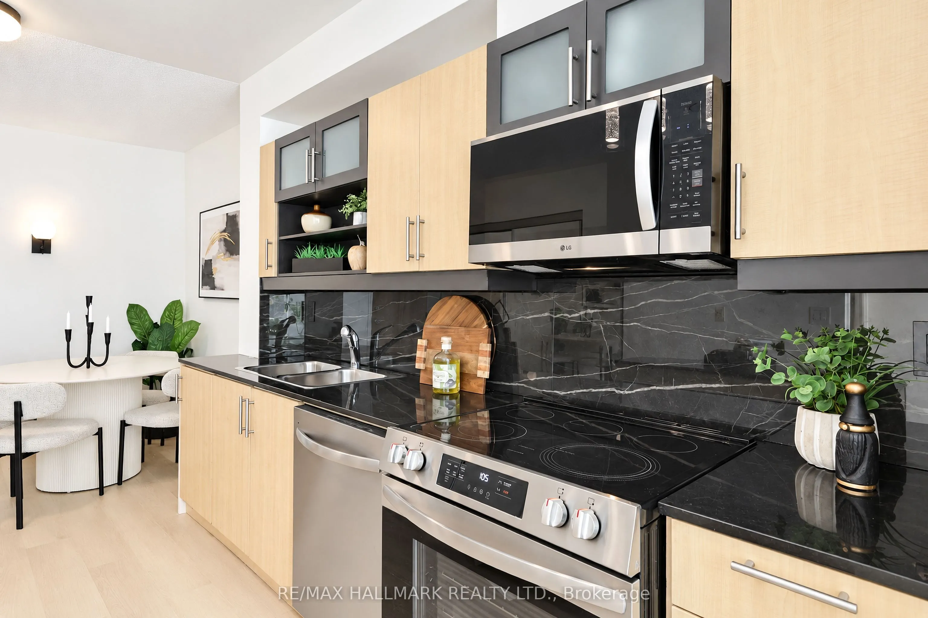 350 Wellington Street W #M05