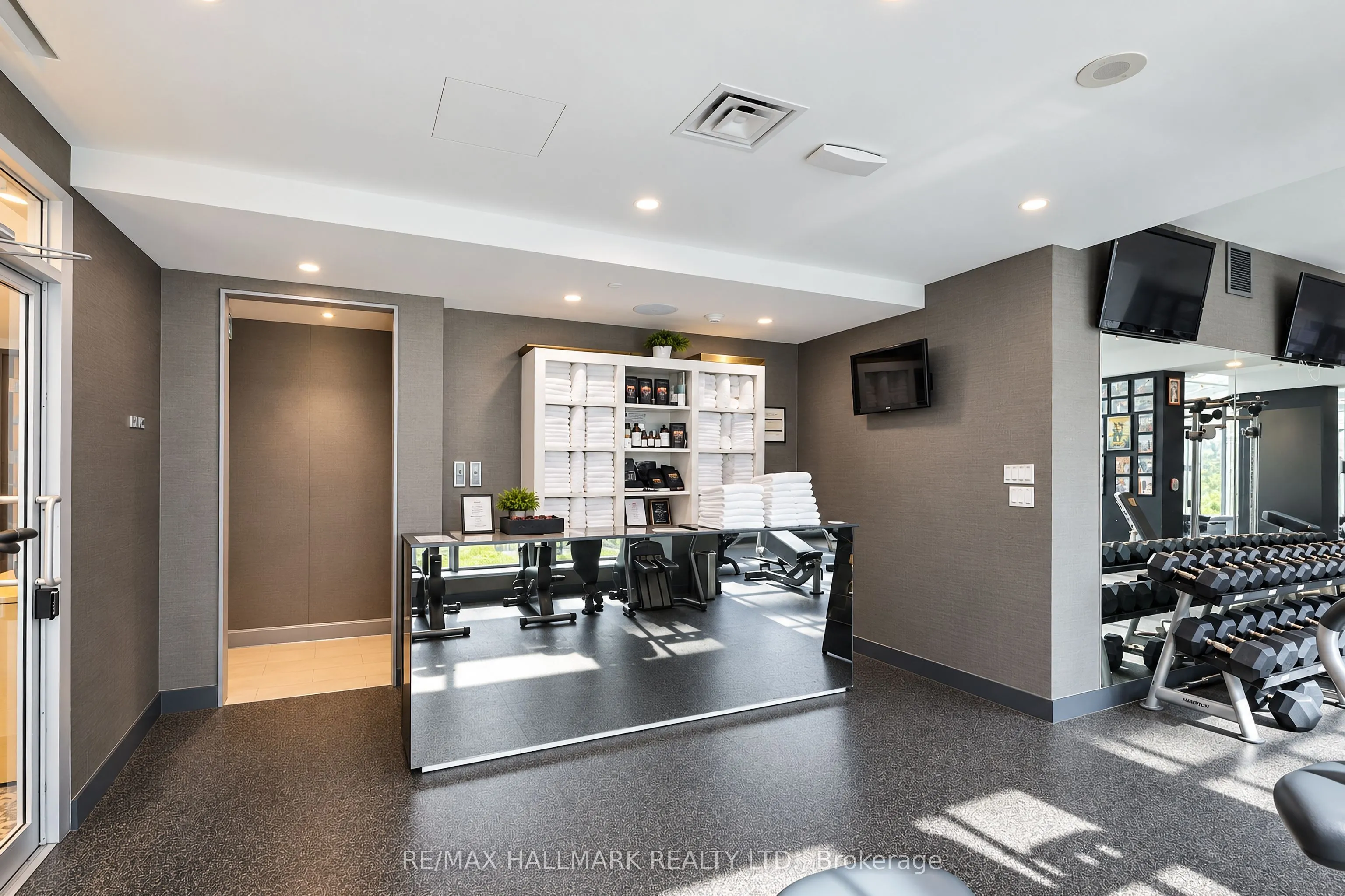 350 Wellington Street W #M05