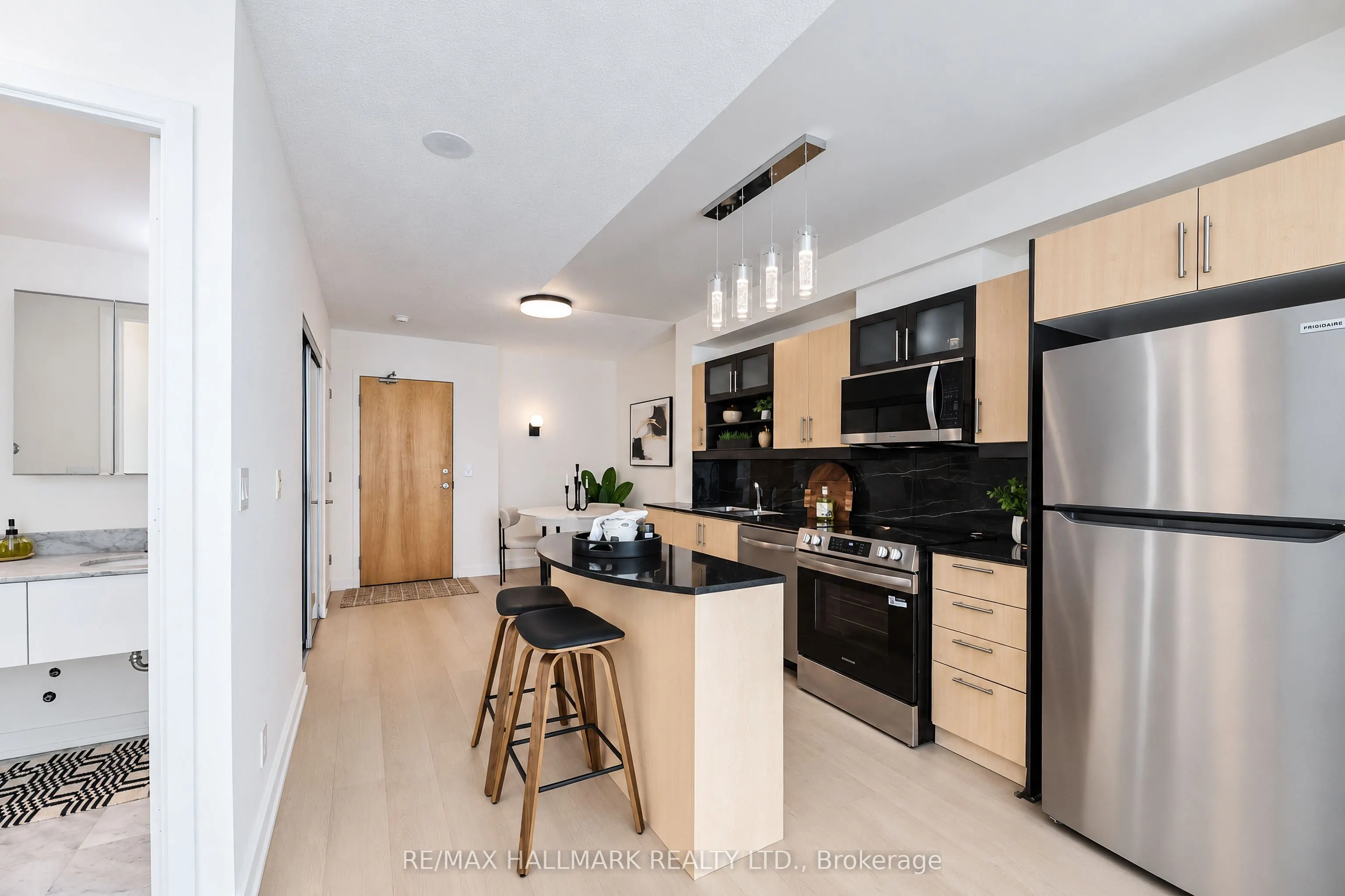350 Wellington Street W #M05