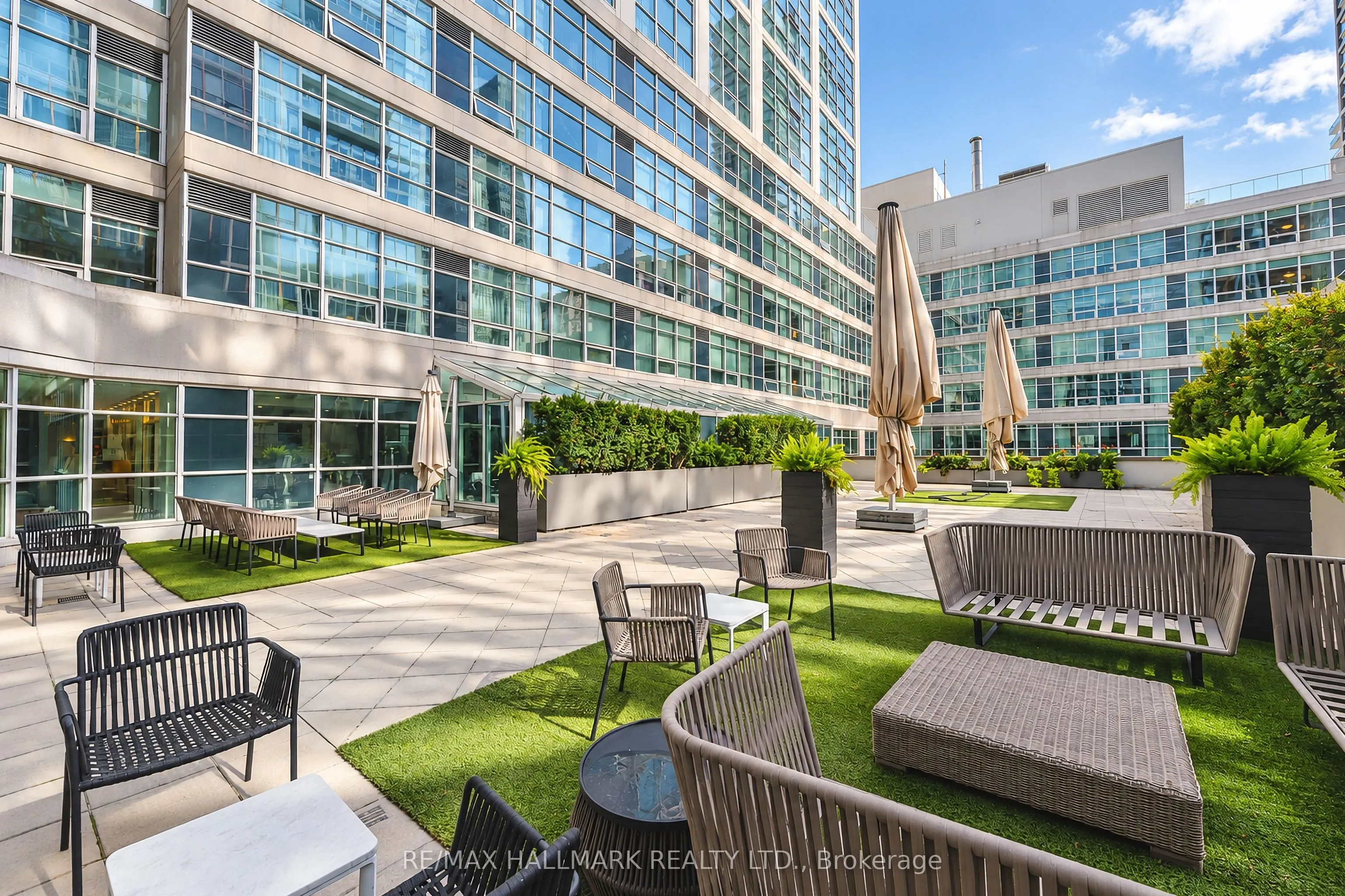 350 Wellington Street W #M05