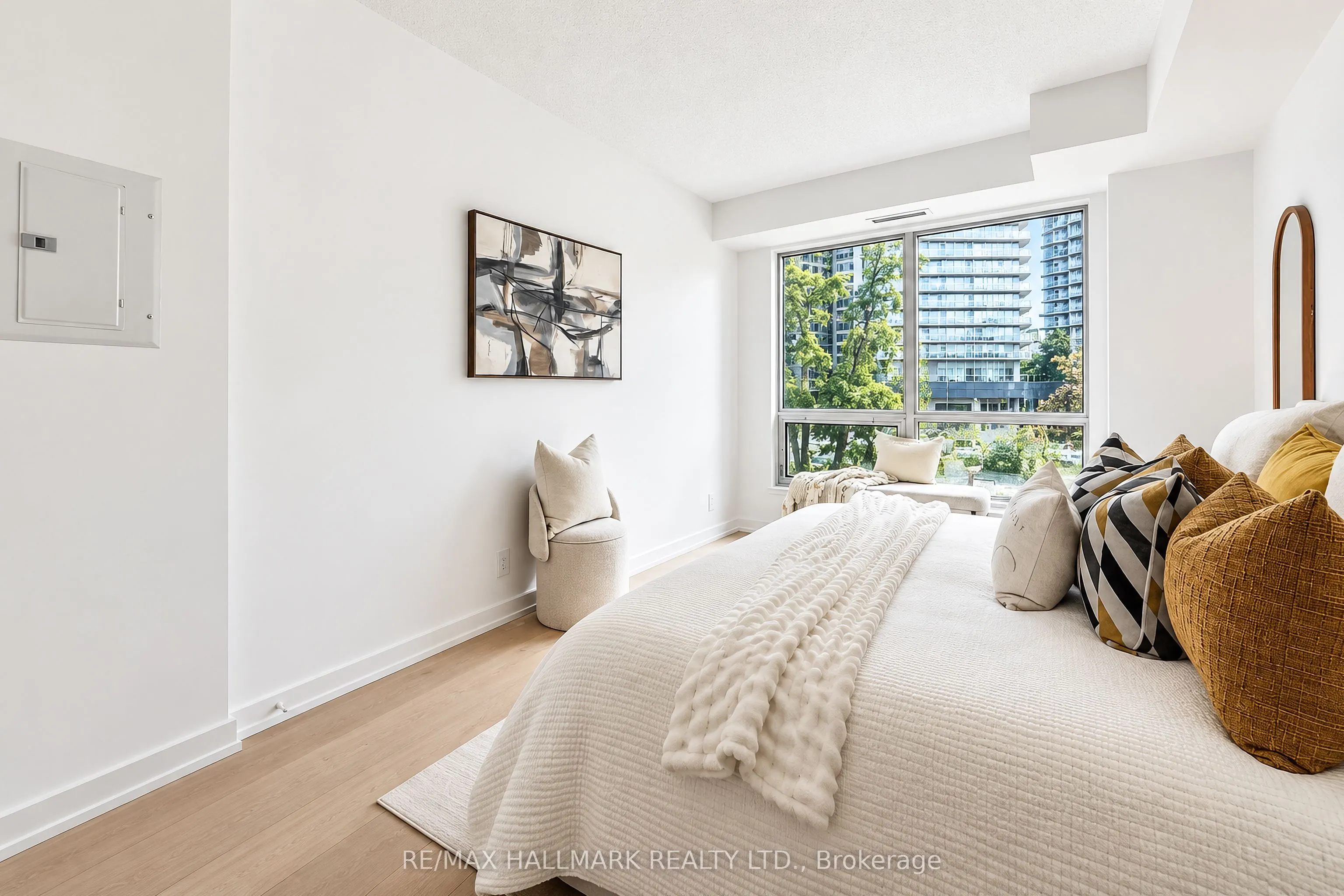 350 Wellington Street W #M05