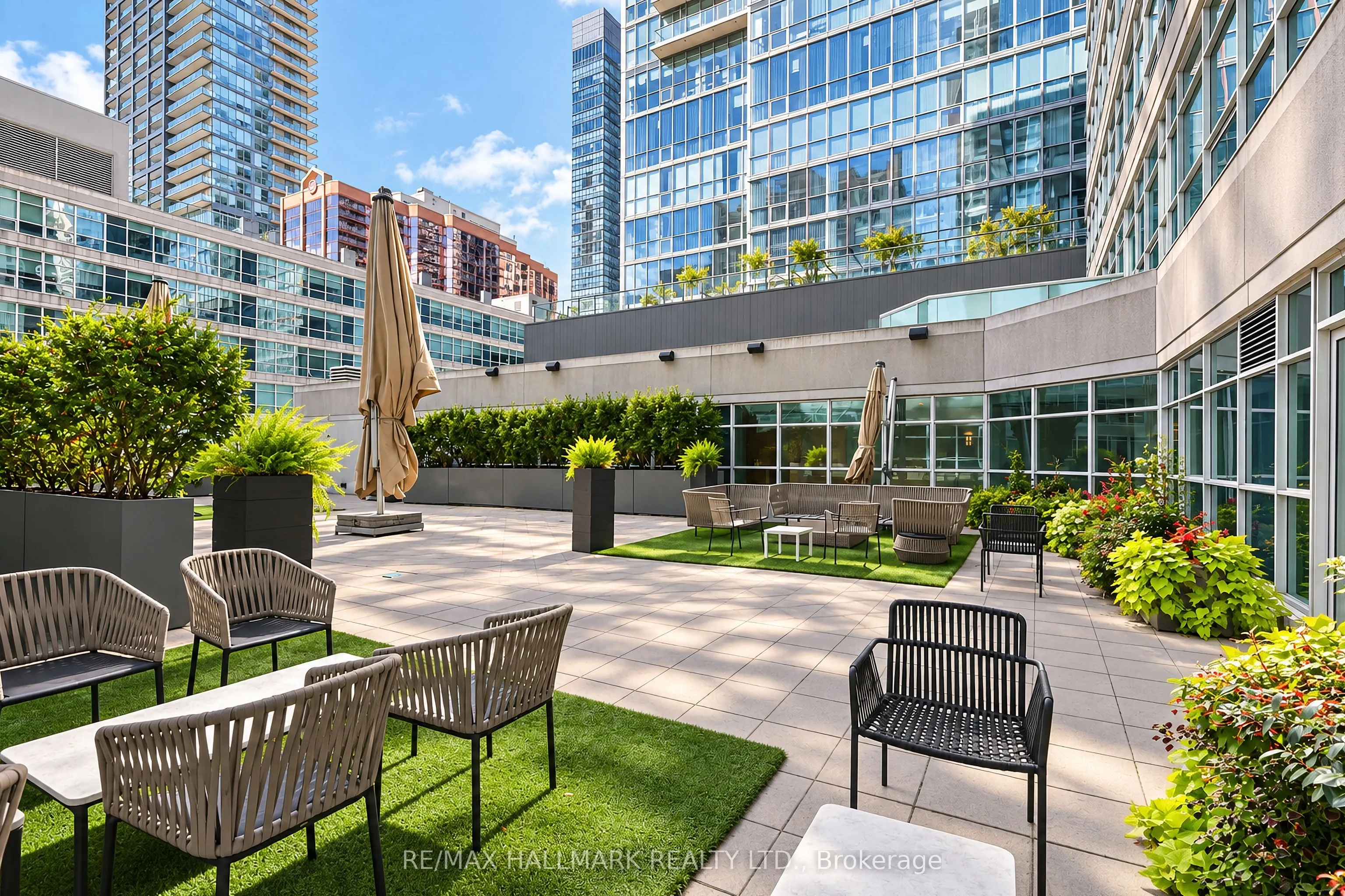 350 Wellington Street W #M05