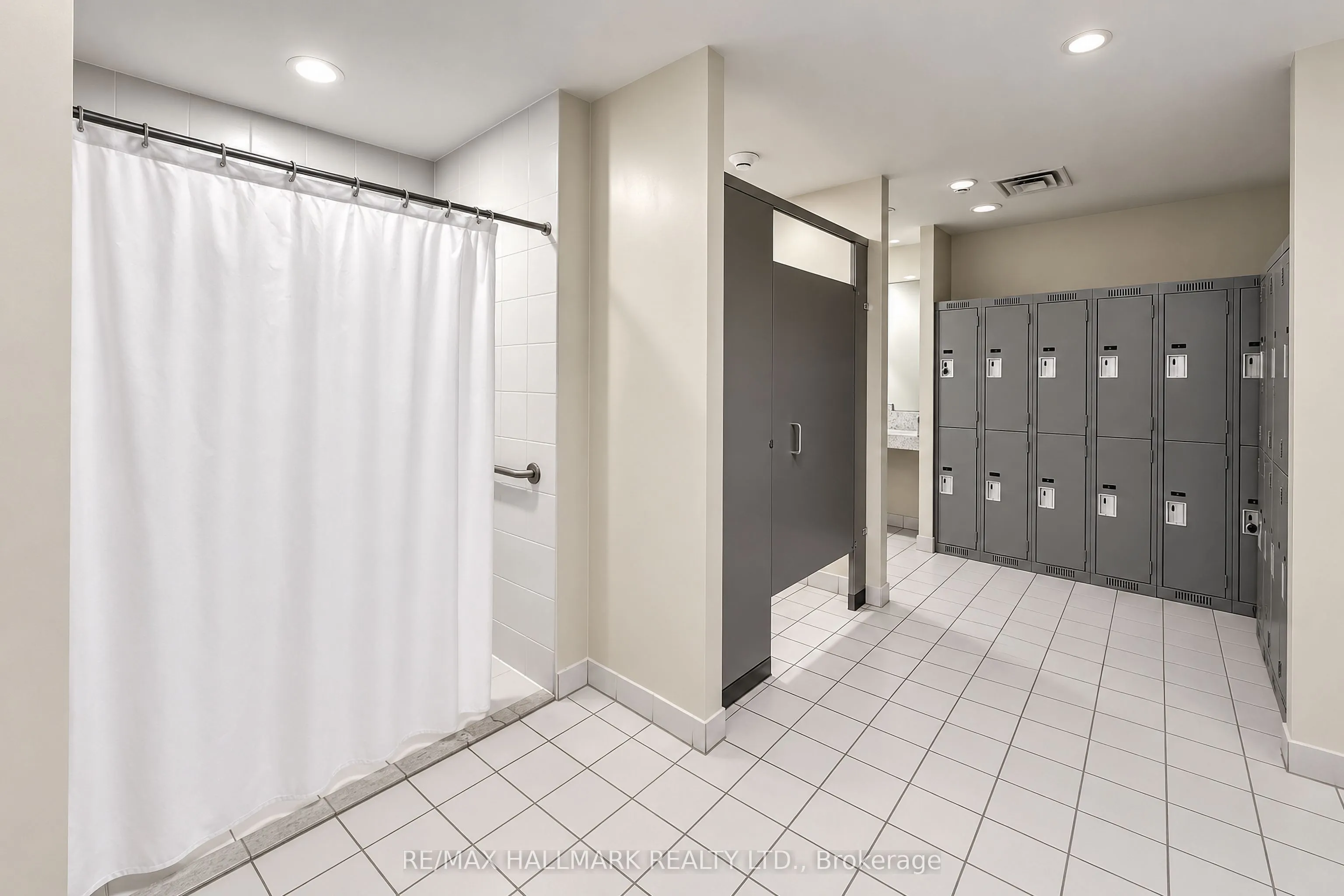 350 Wellington Street W #M05