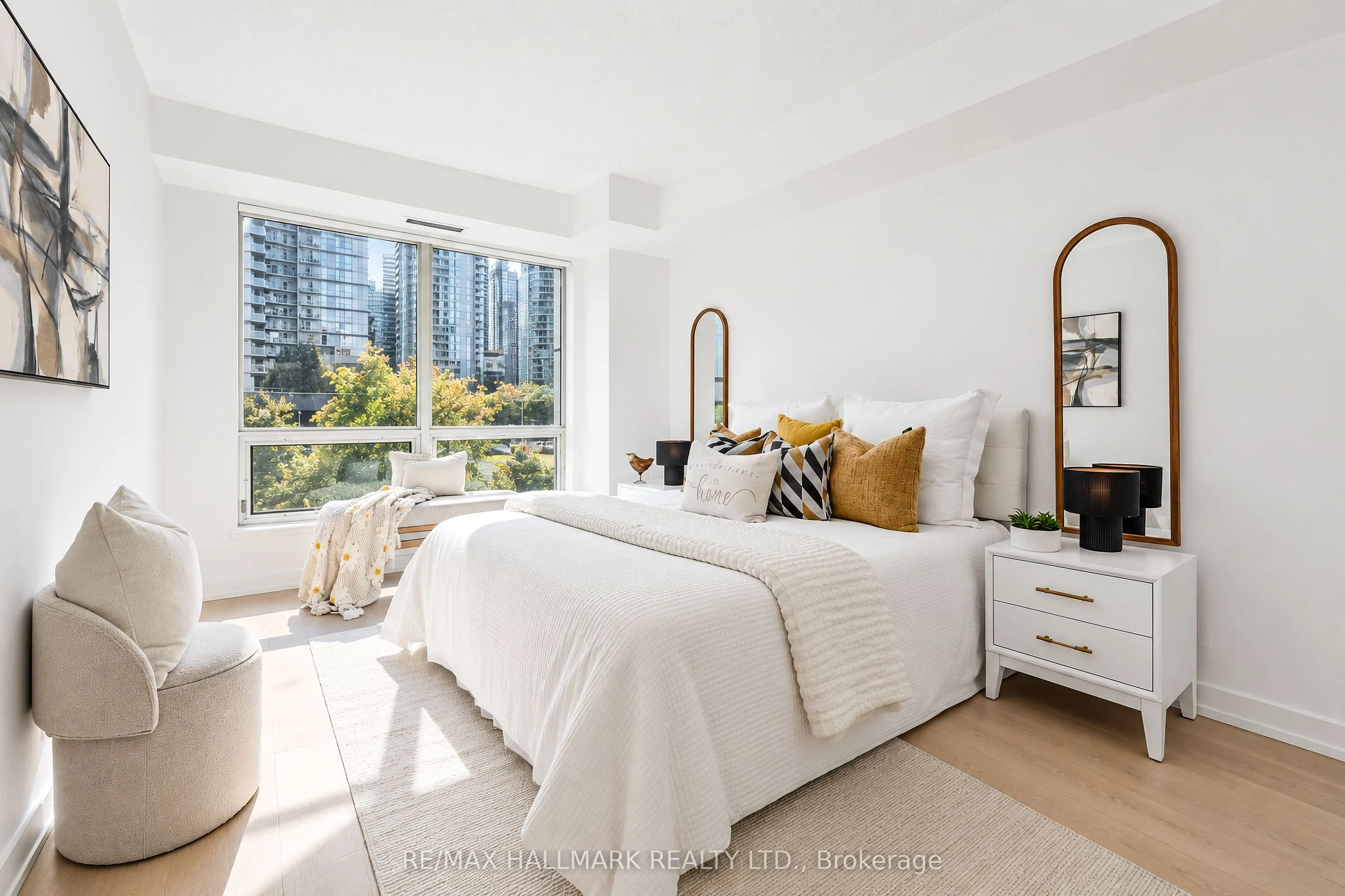 350 Wellington Street W #M05