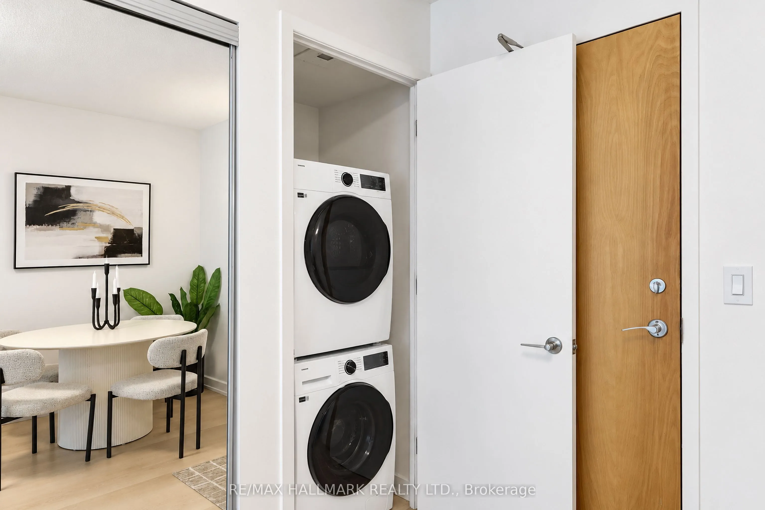 350 Wellington Street W #M05