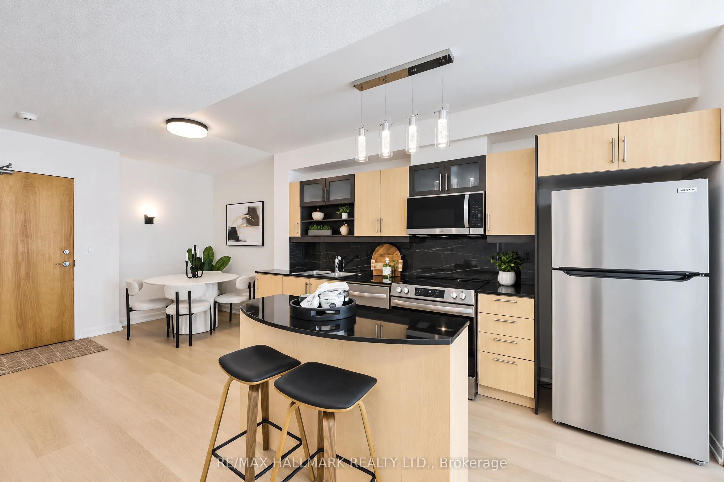 350 Wellington Street W #M05