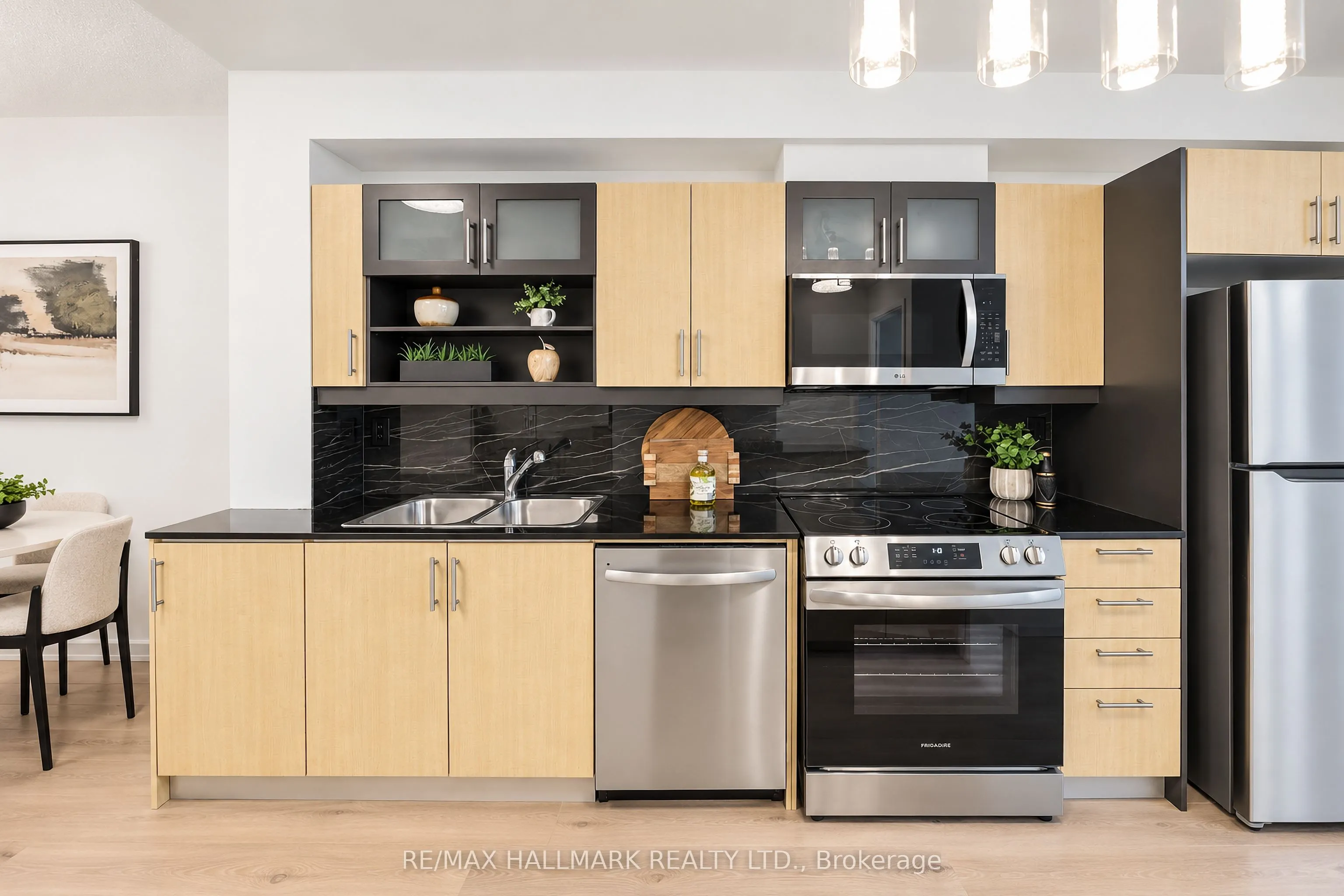 350 Wellington Street W #M05