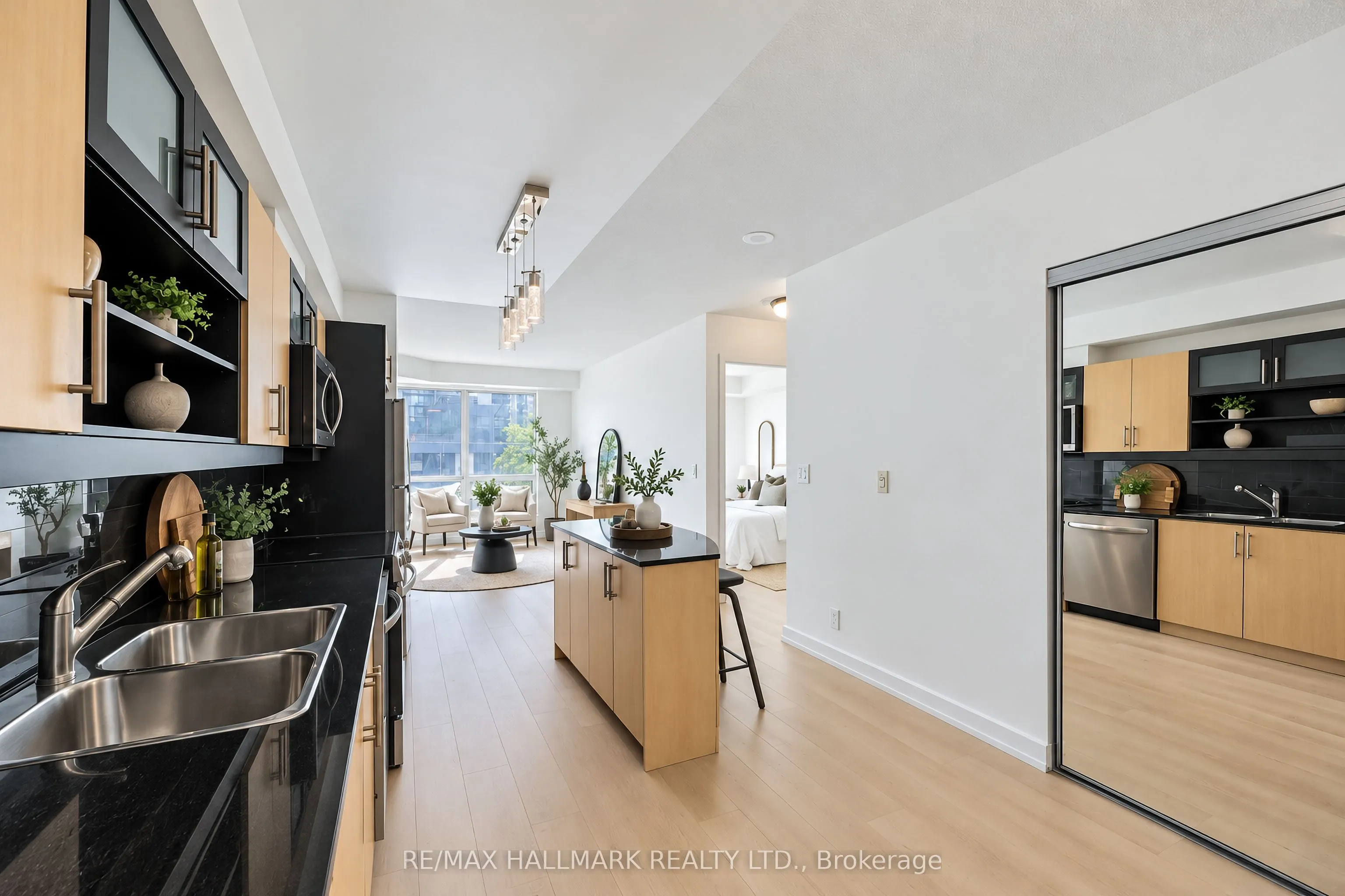 350 Wellington Street W #M05