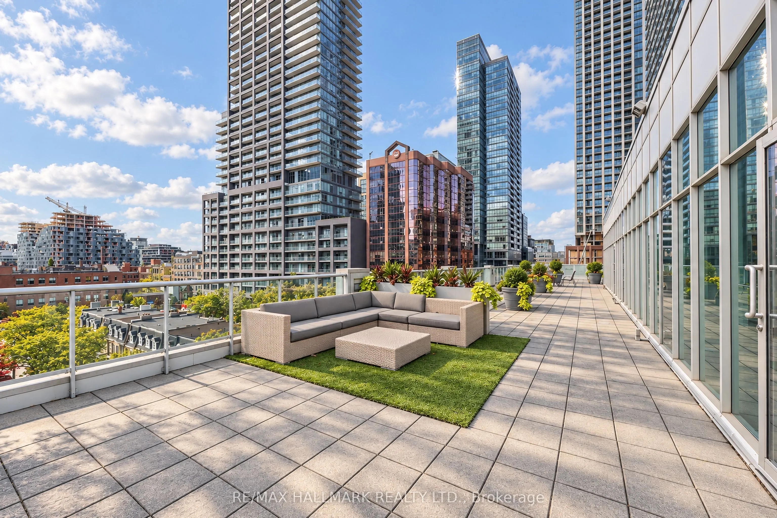 350 Wellington Street W #M05