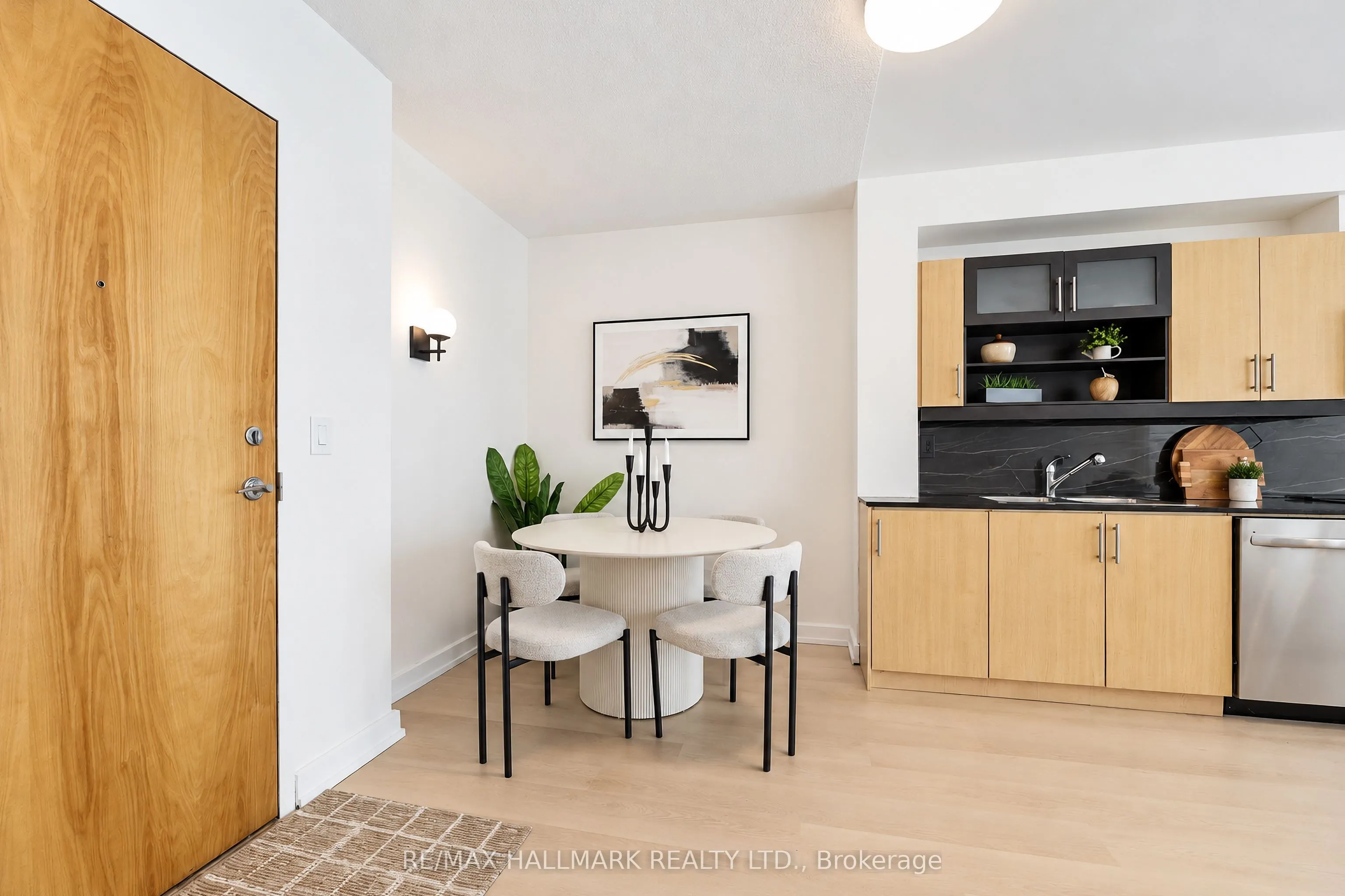 350 Wellington Street W #M05