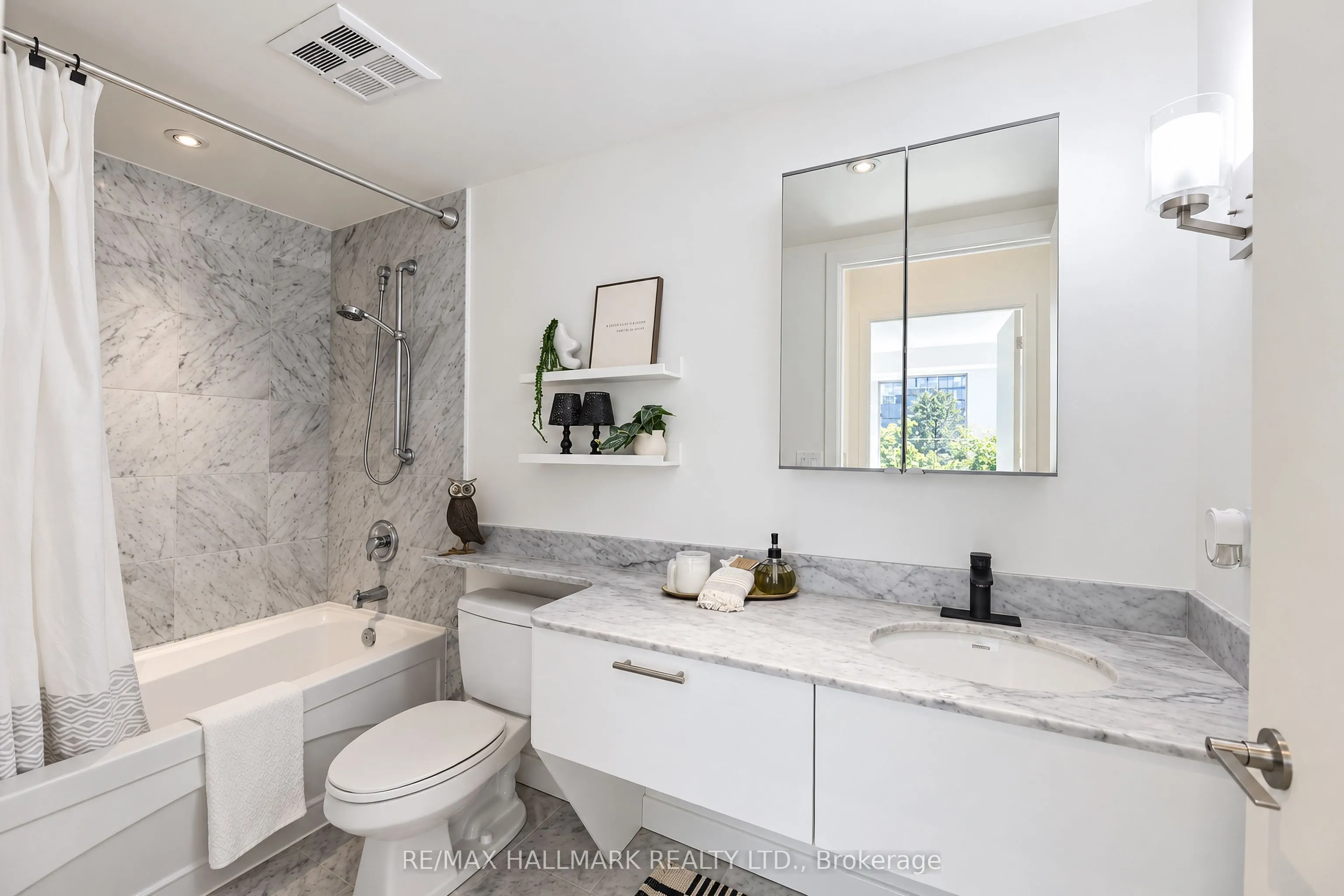 350 Wellington Street W #M05
